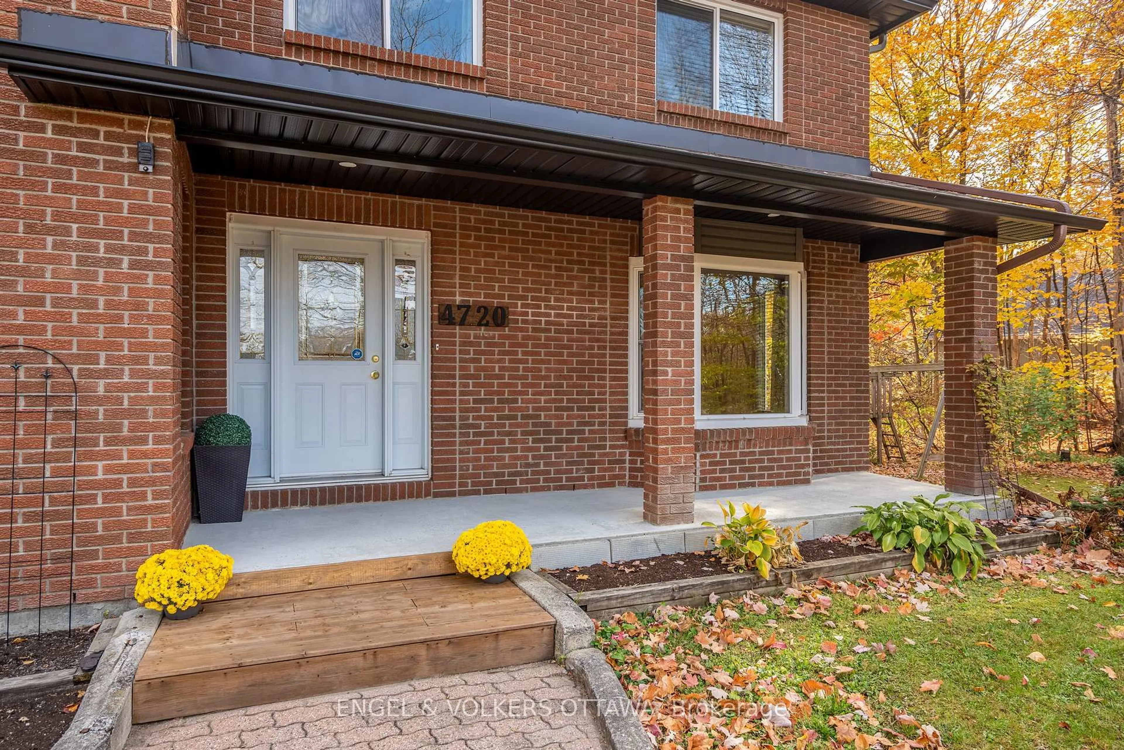 Home with brick exterior material, street for 4720 Whispering Willow Dr, Navan Ontario K4B 1J1
