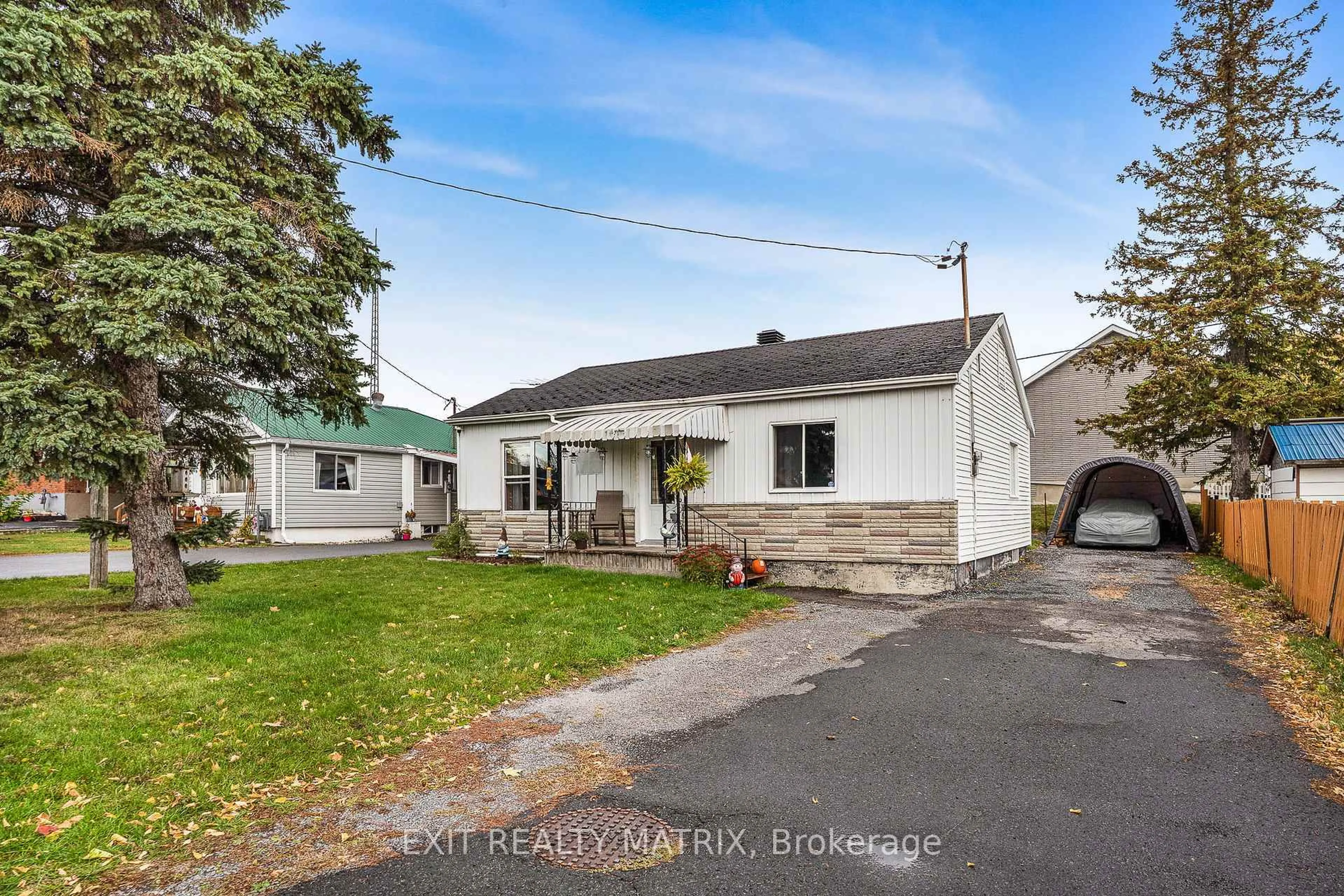 A pic from outside/outdoor area/front of a property/back of a property/a pic from drone, street for 17 Victoria St, North Glengarry Ontario K0C 1A0