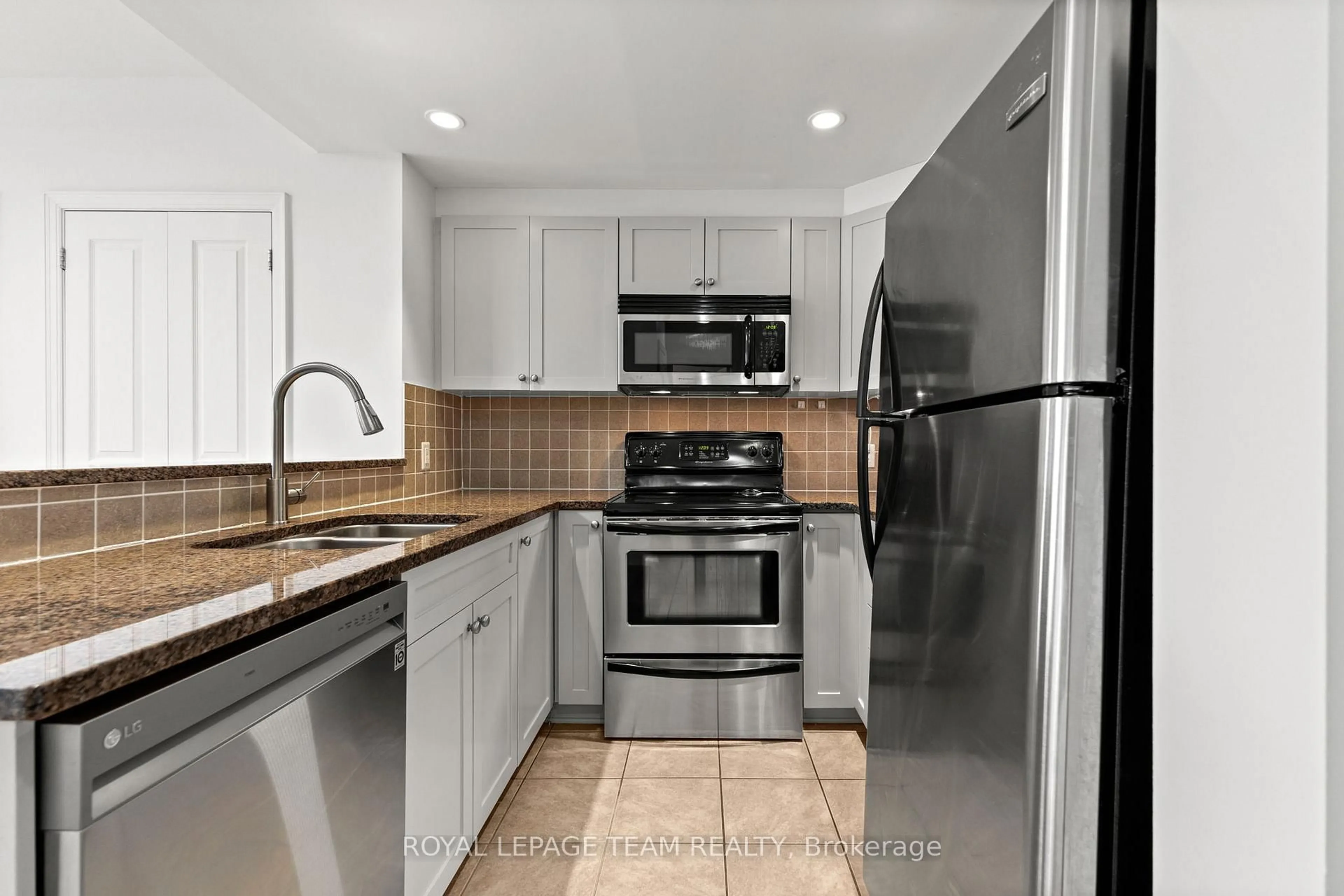 Standard kitchen, ceramic/tile floor for 200 Besserer St #503, Ottawa Ontario K1N 0A7