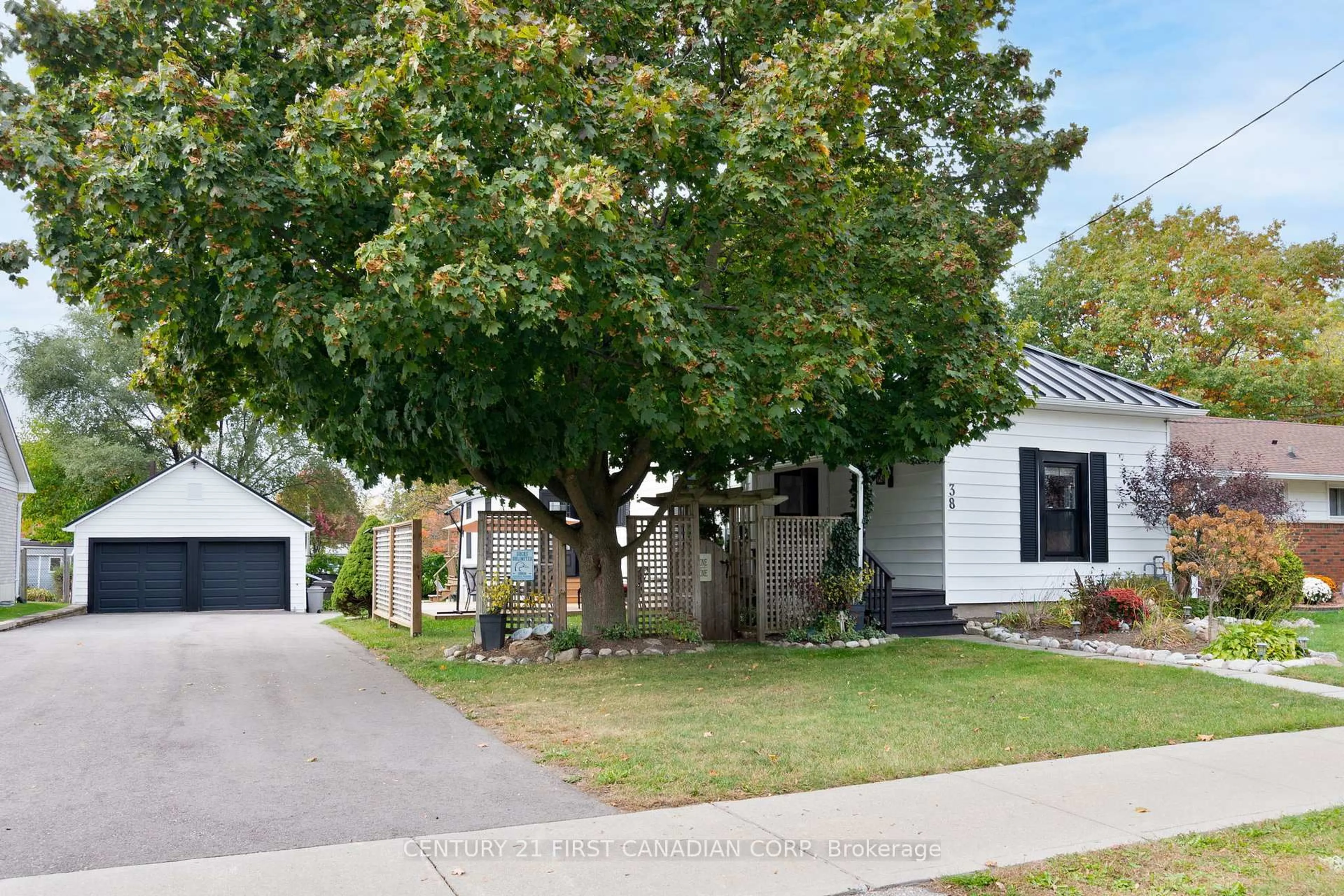 Home with vinyl exterior material, street for 38 St. Andrew St, Aylmer Ontario N5H 2N1