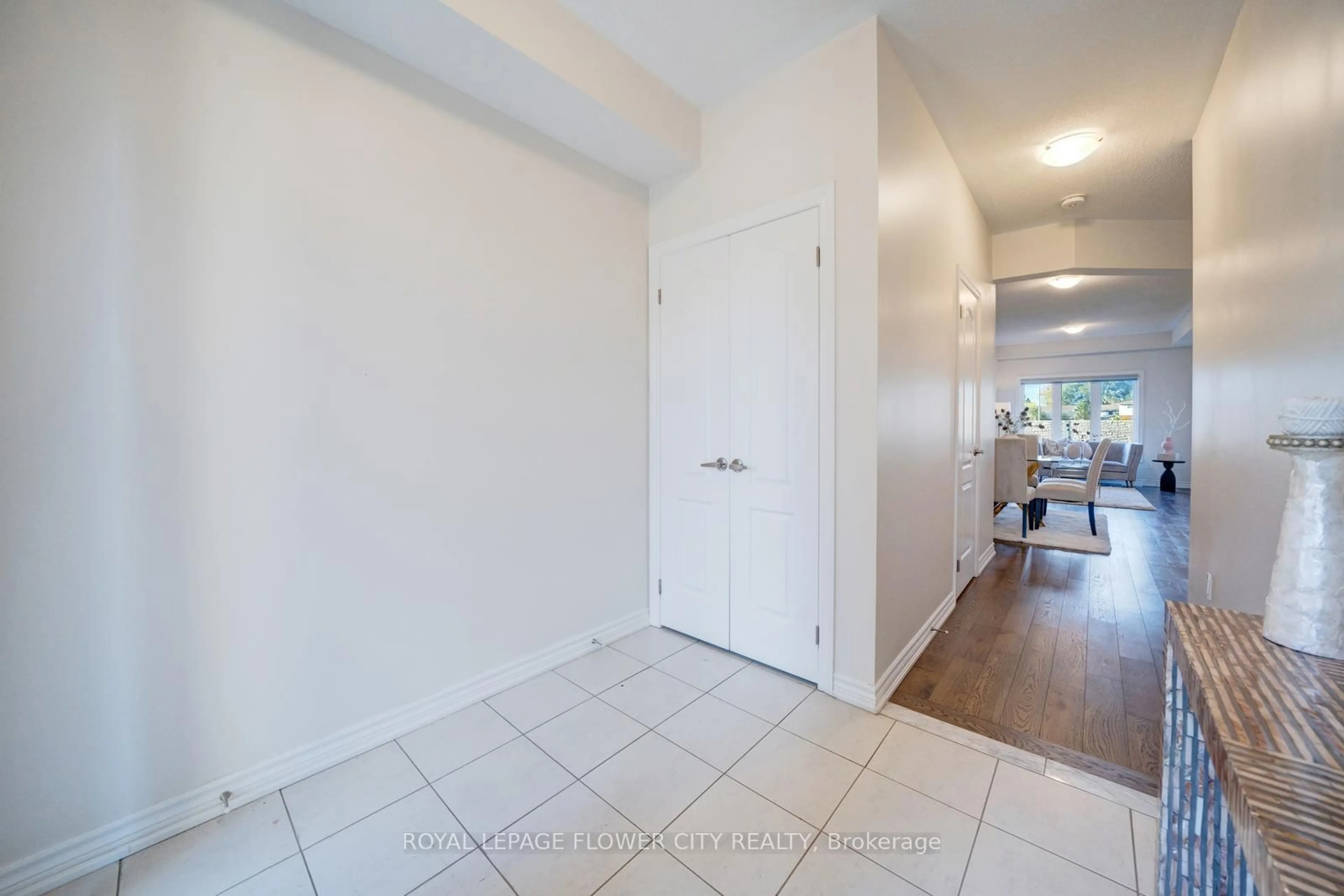 Indoor entryway for 190 Palace St, Thorold Ontario L2V 0N2