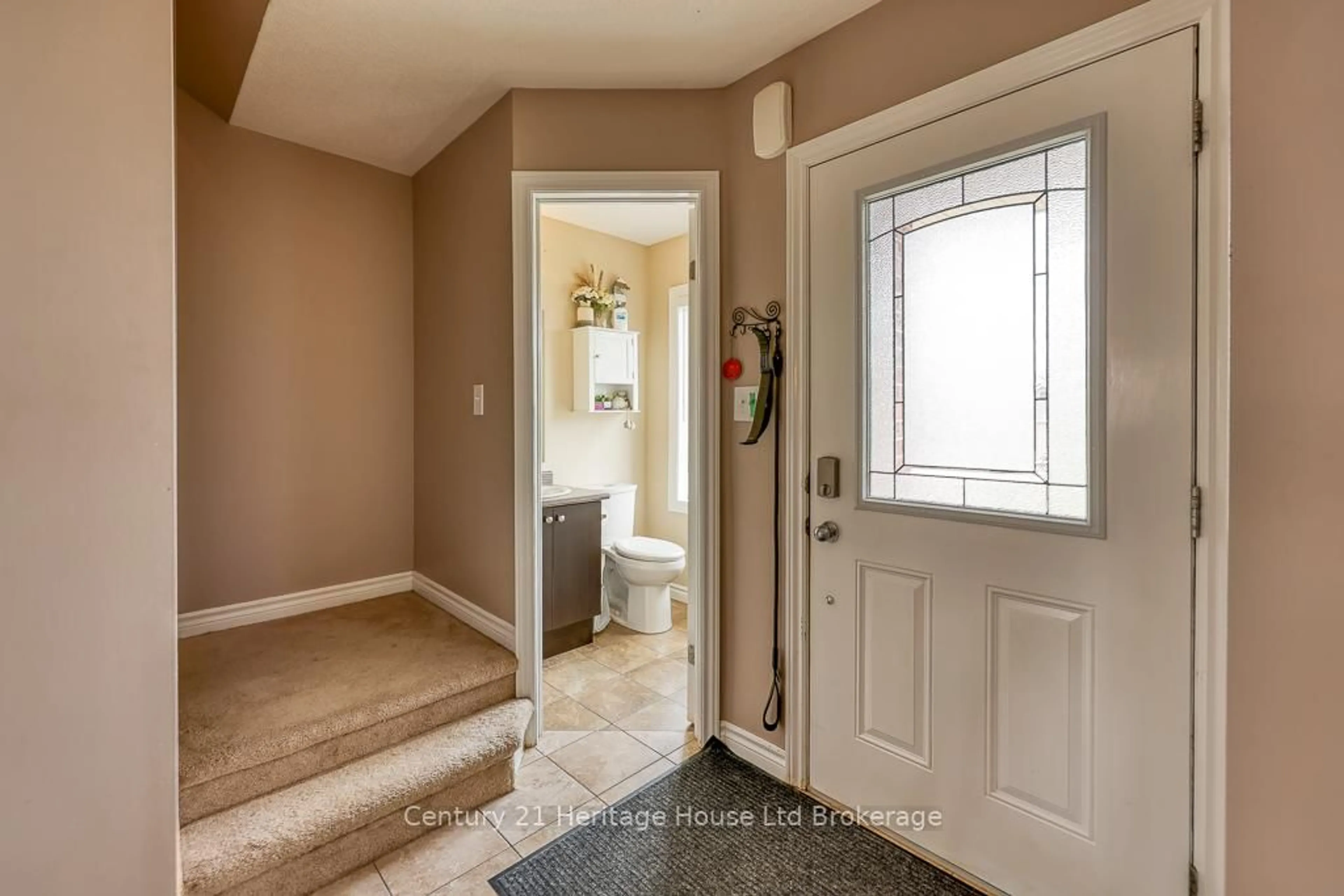 Indoor entryway for 27 Tompkins Crt, Norwich Ontario N0J 1P0