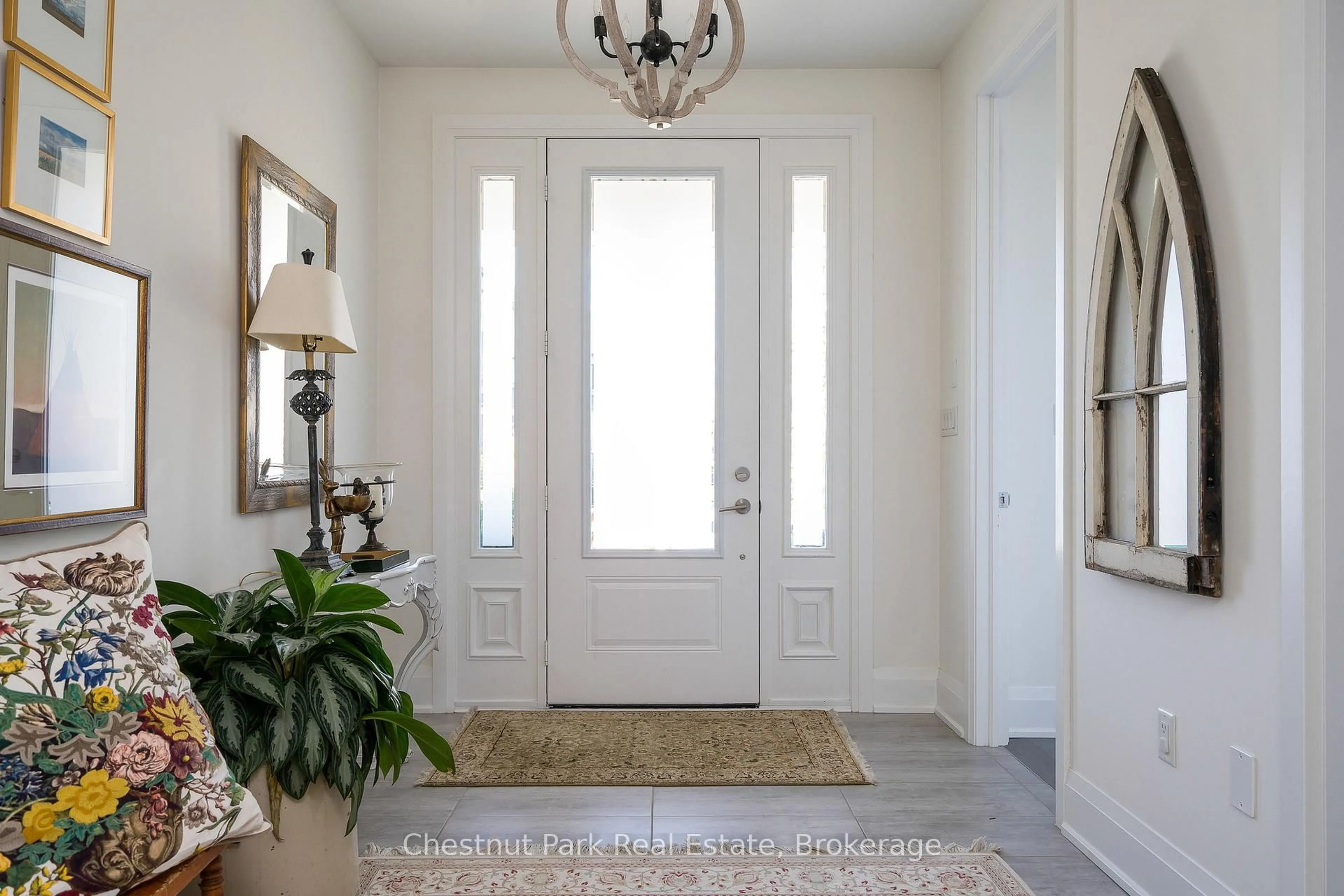 Indoor entryway for 103 Creekwood Crt, Blue Mountains Ontario L9Y 0V1