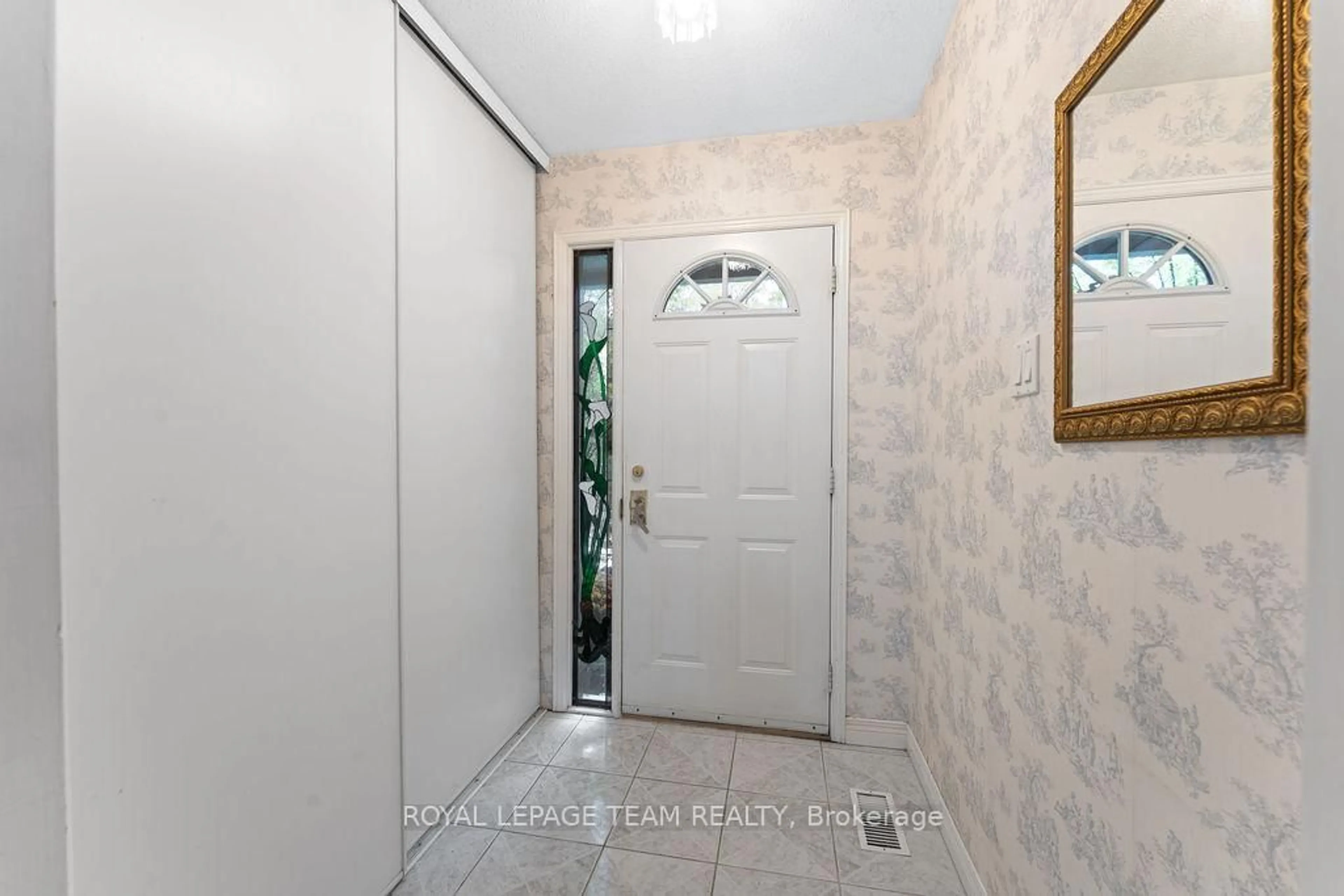 Indoor entryway for 2684 Violet St, Ottawa Ontario K2B 6X2