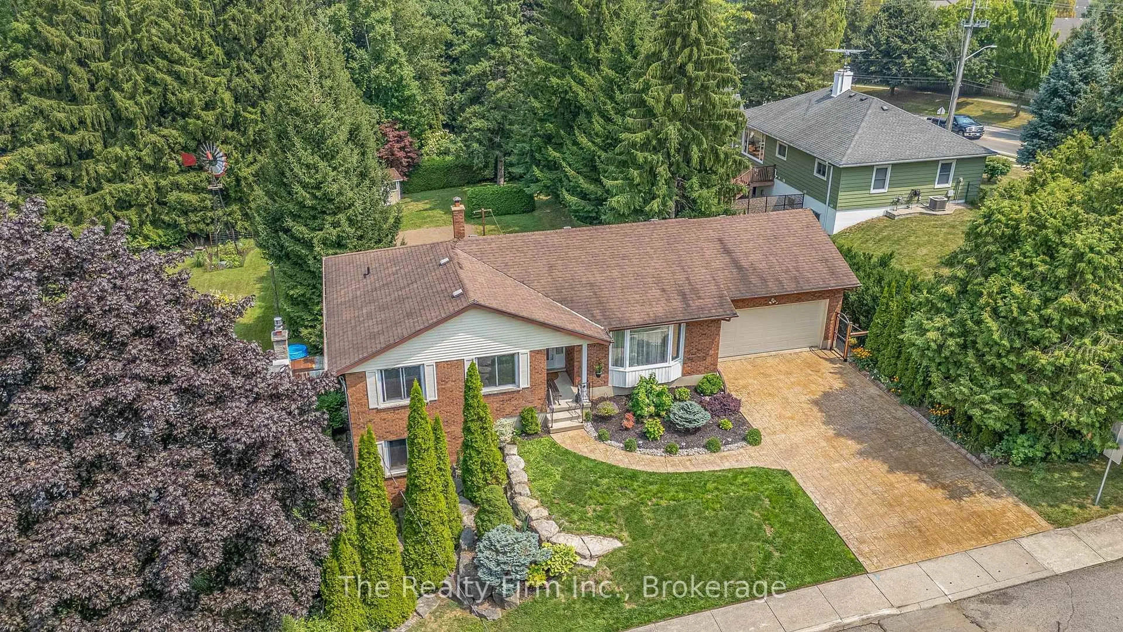 A pic from outside/outdoor area/front of a property/back of a property/a pic from drone, street for 319 Robinson St, Woodstock Ontario N4S 3B8
