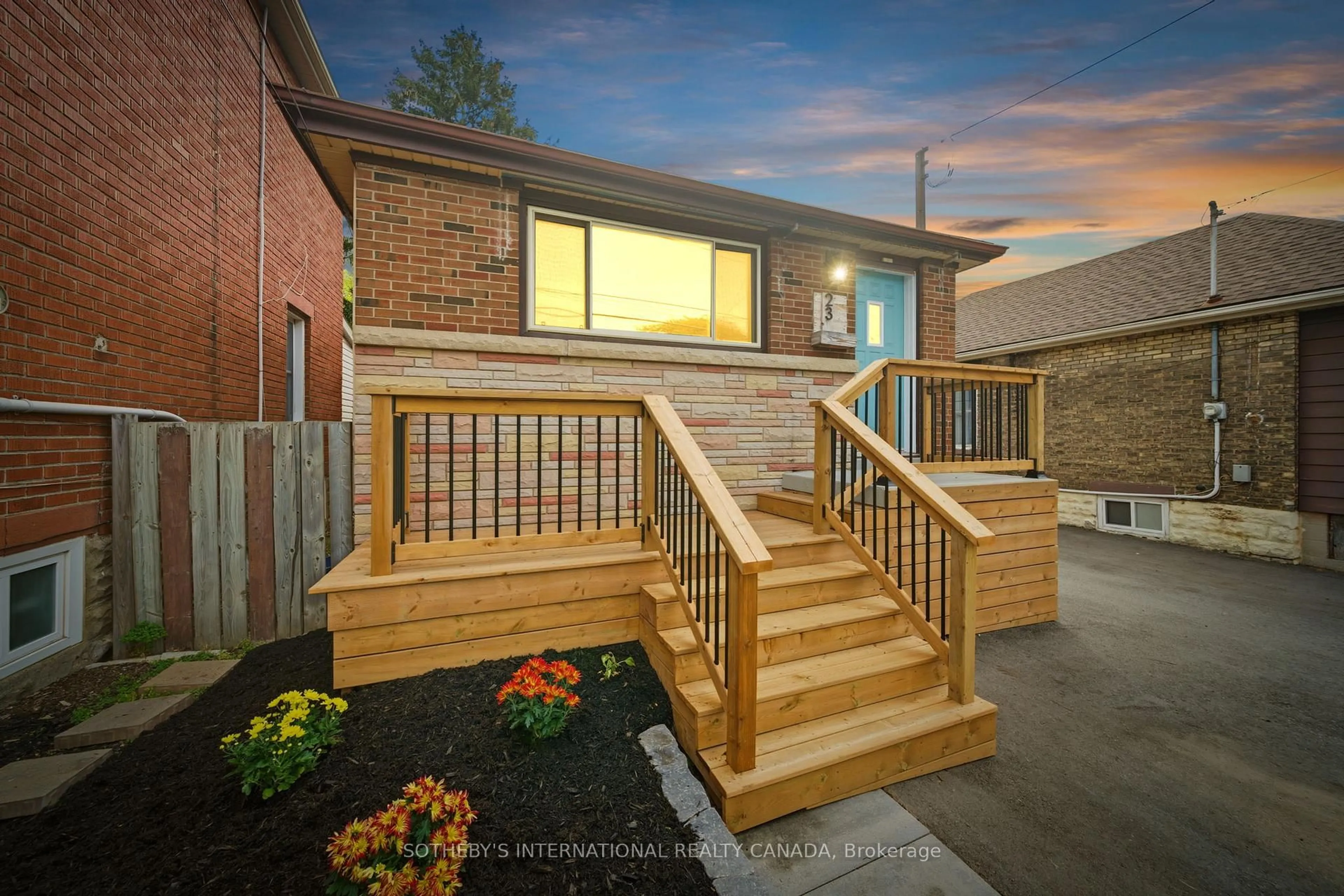 Unknown for 23 East 16th St, Hamilton Ontario L9A 4J1