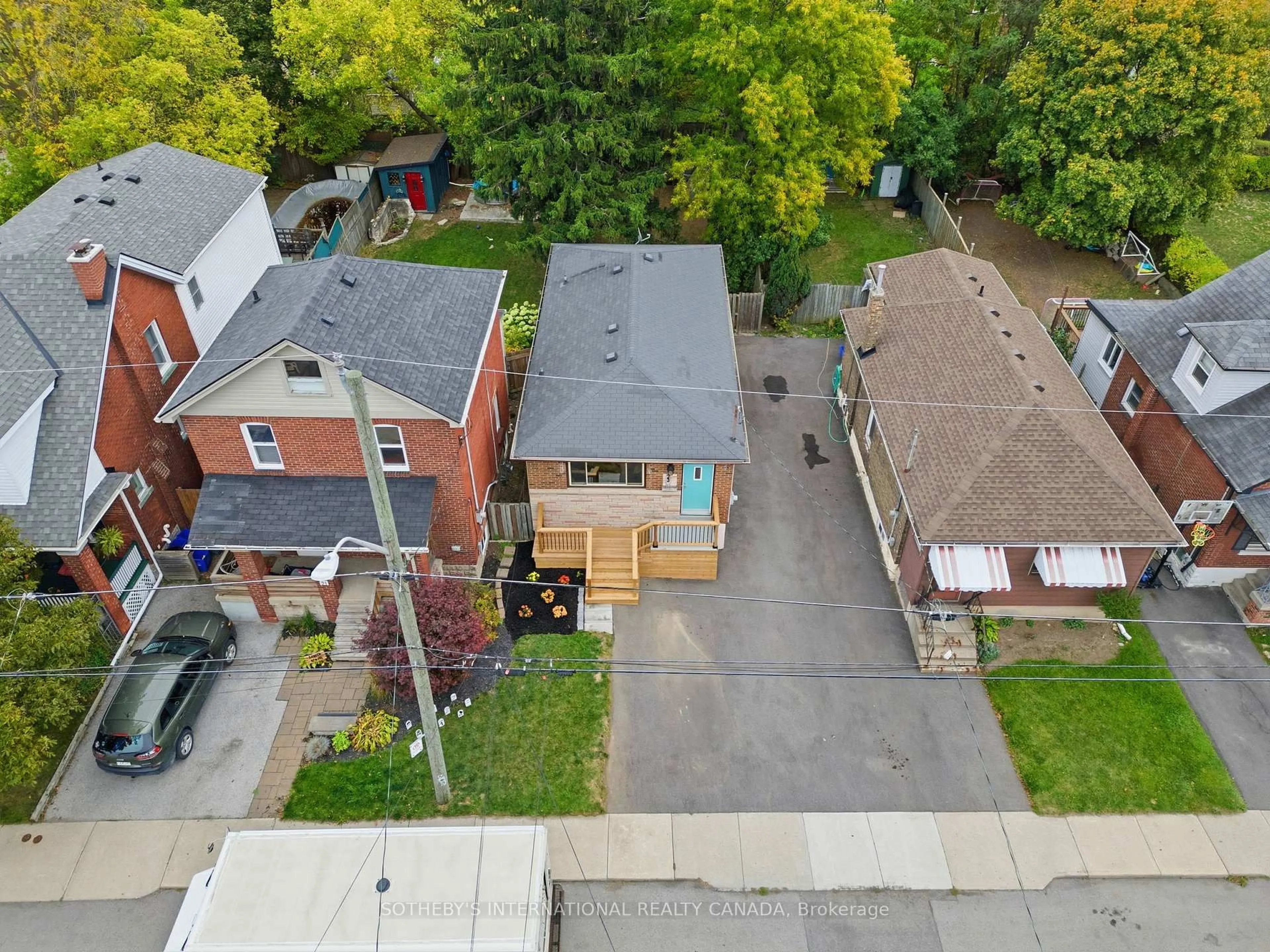 A pic from outside/outdoor area/front of a property/back of a property/a pic from drone, street for 23 East 16th St, Hamilton Ontario L9A 4J1