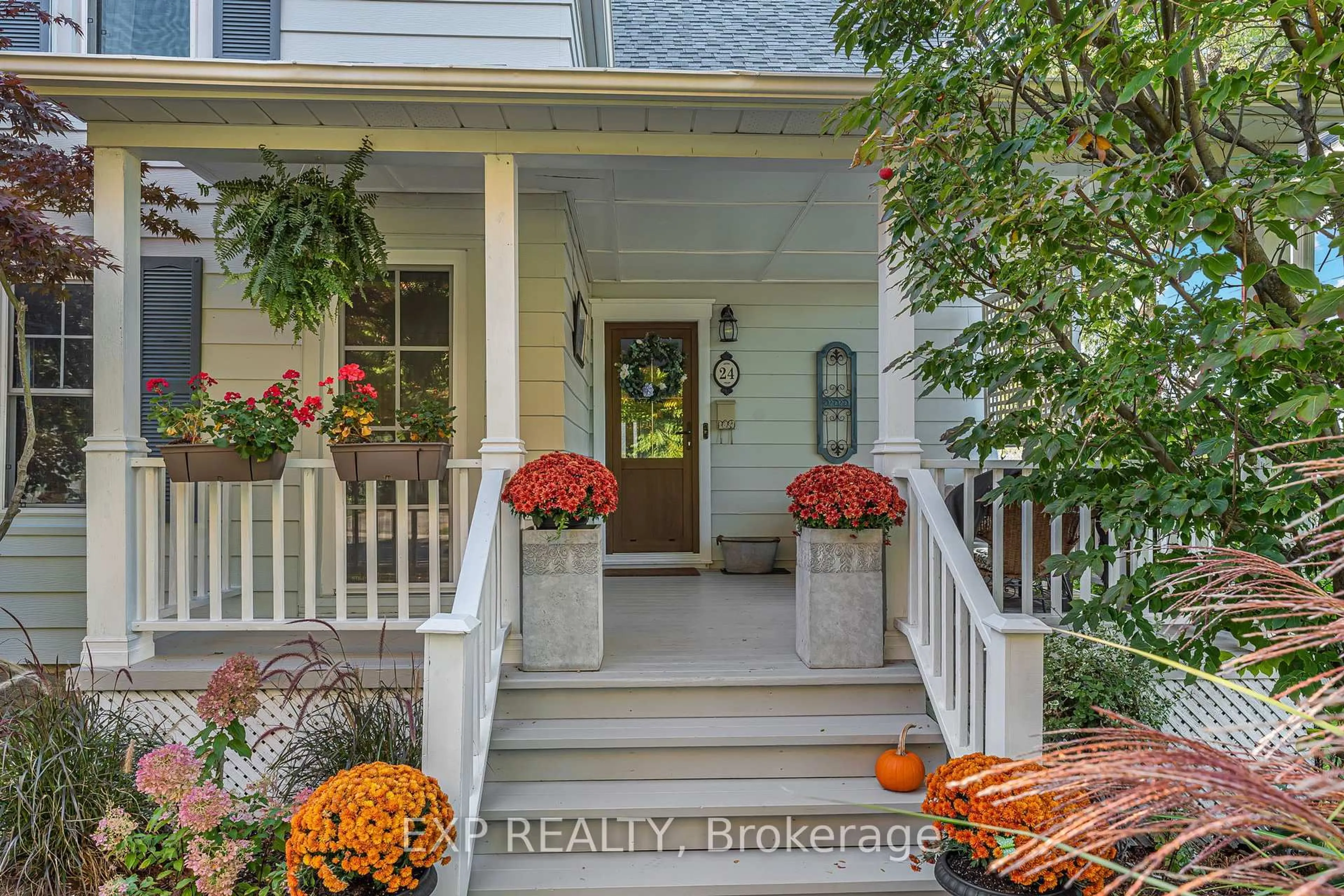 Indoor entryway for 24 Robinson St, Grimsby Ontario L3M 3C4