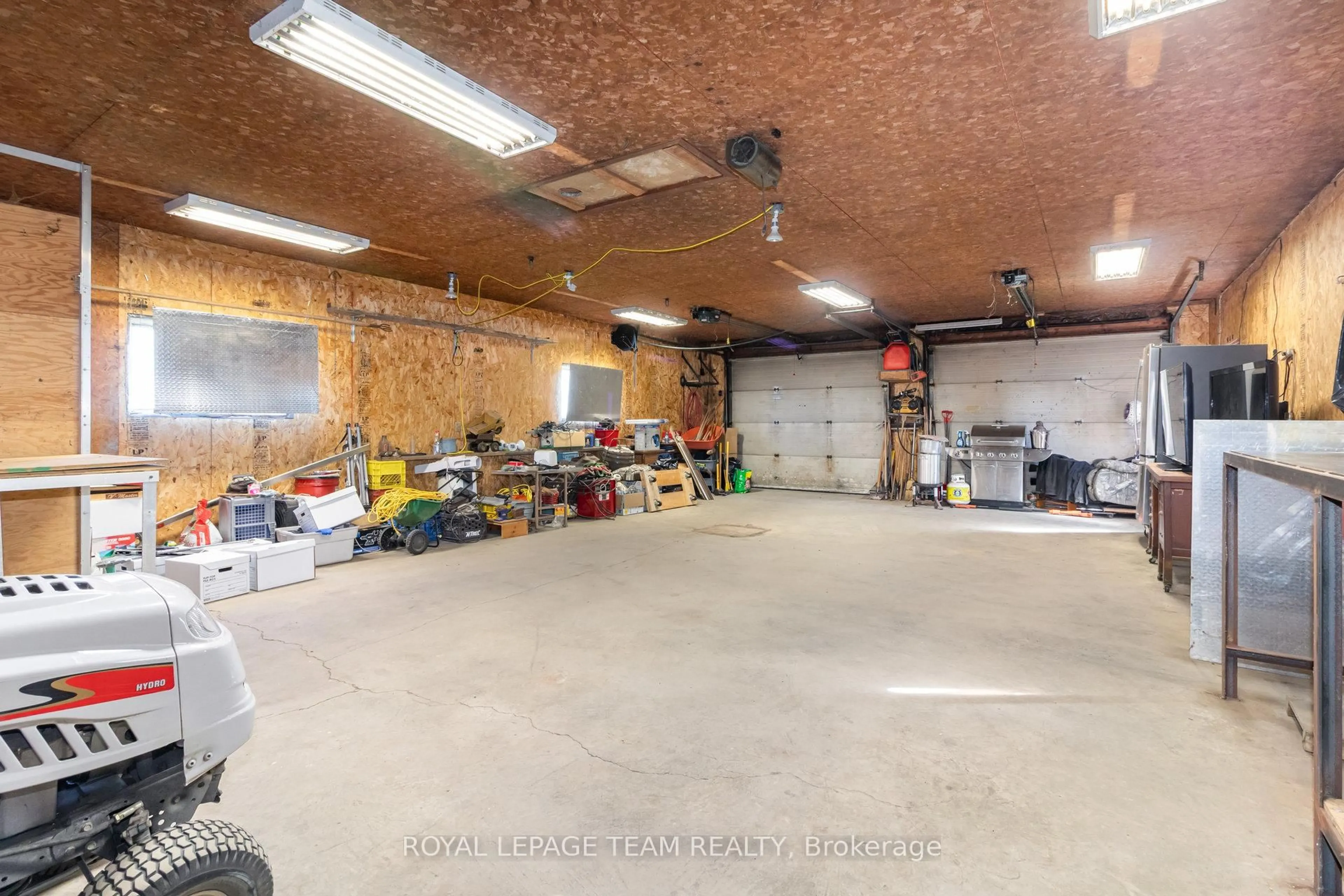 Indoor garage for 12121 Liscumb Rd, North Dundas Ontario K0C 2K0