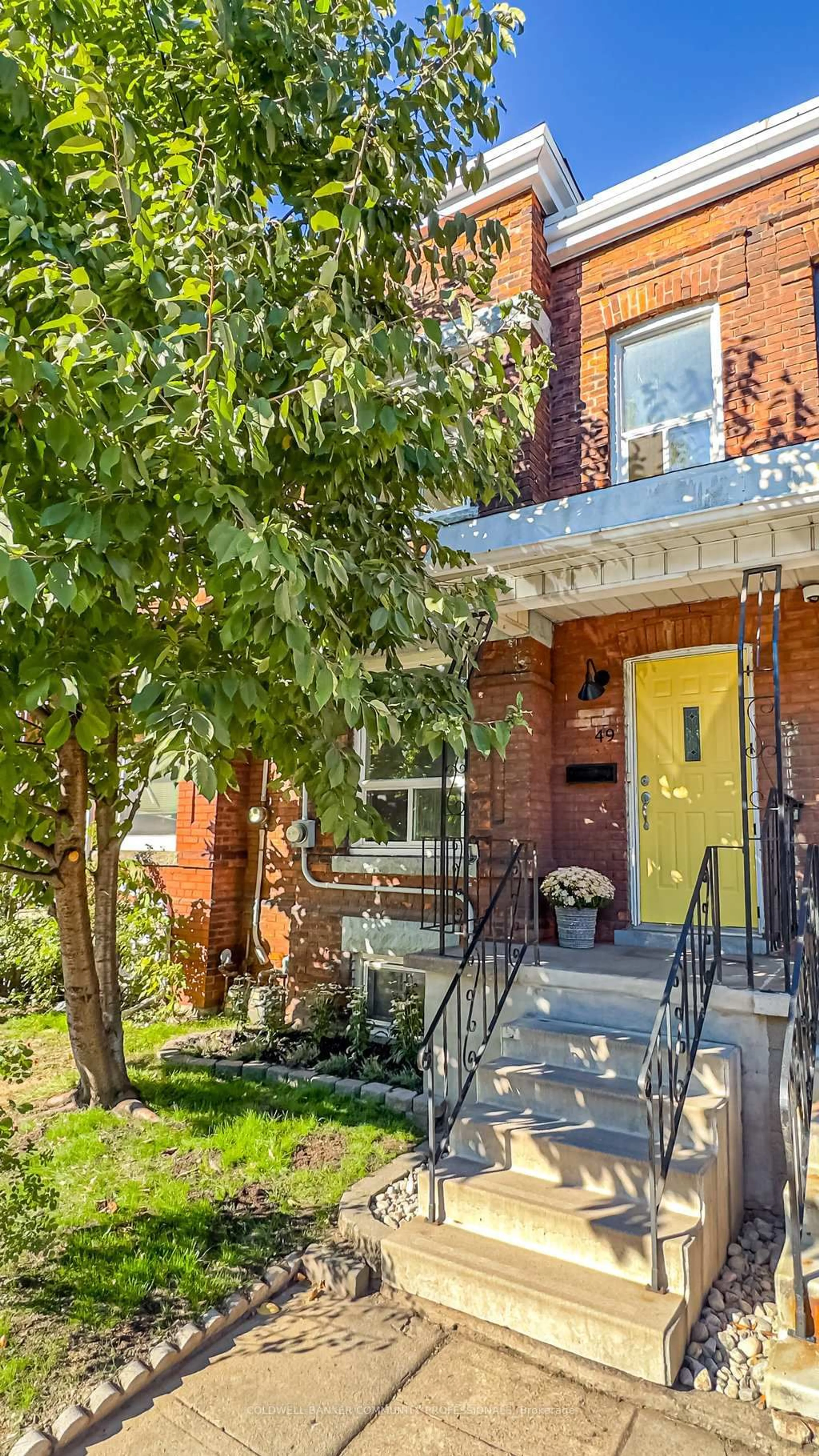 Home with brick exterior material, street for 49 Madison Ave, Hamilton Ontario L8L 5Y5