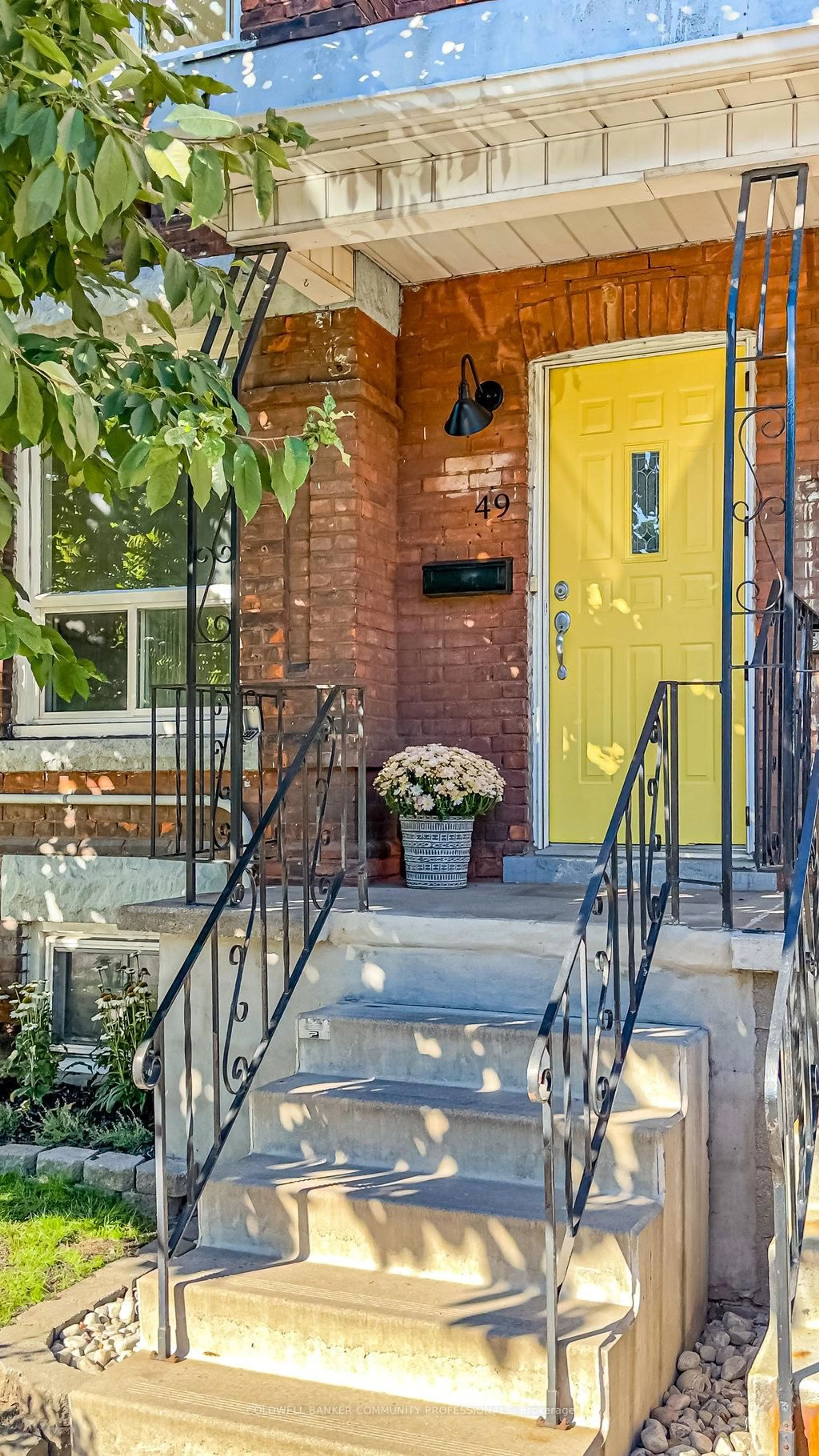Indoor entryway for 49 Madison Ave, Hamilton Ontario L8L 5Y5