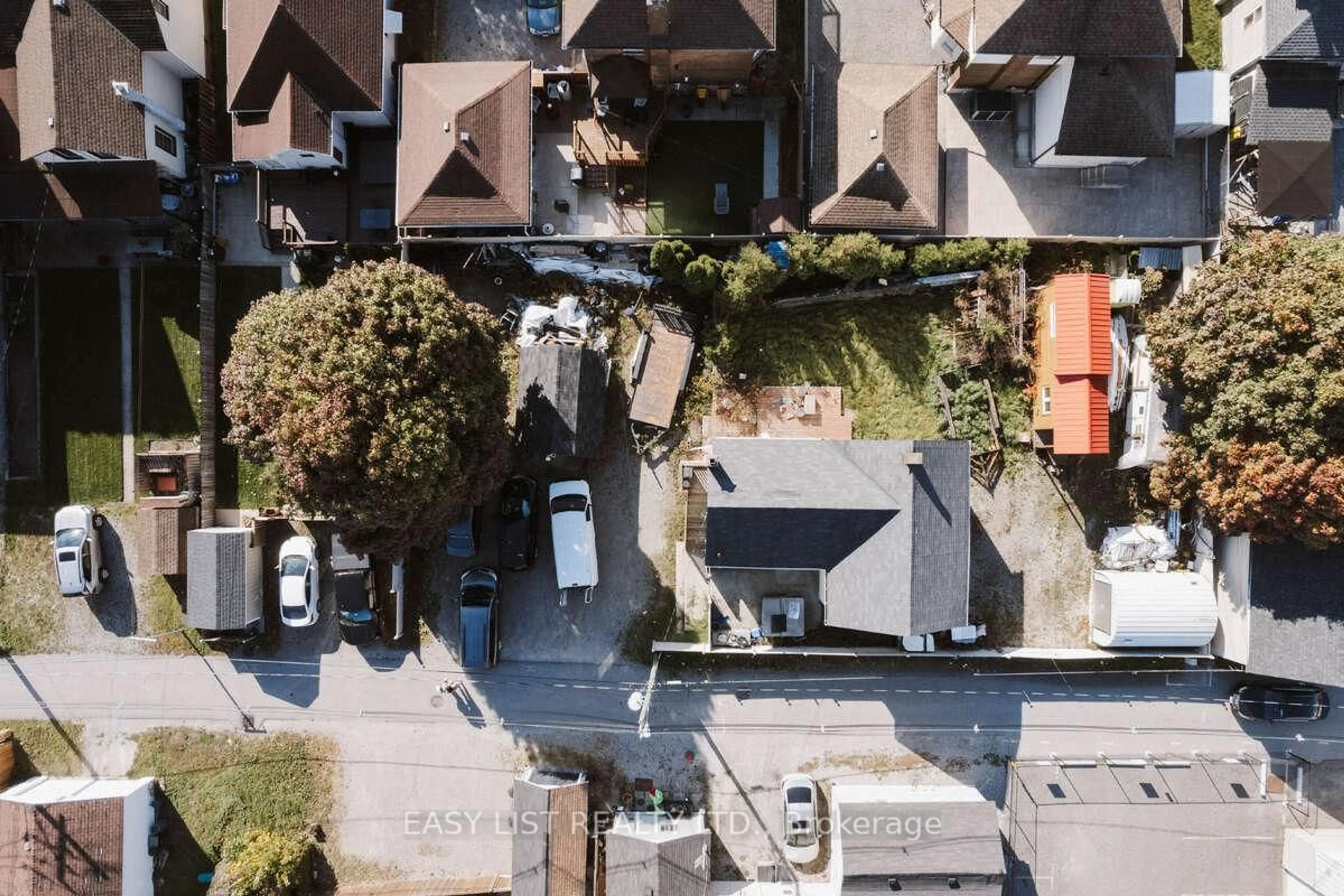 A pic from outside/outdoor area/front of a property/back of a property/a pic from drone, street for 14 Chestnut Lane, St. Catharines Ontario L2T 1G4