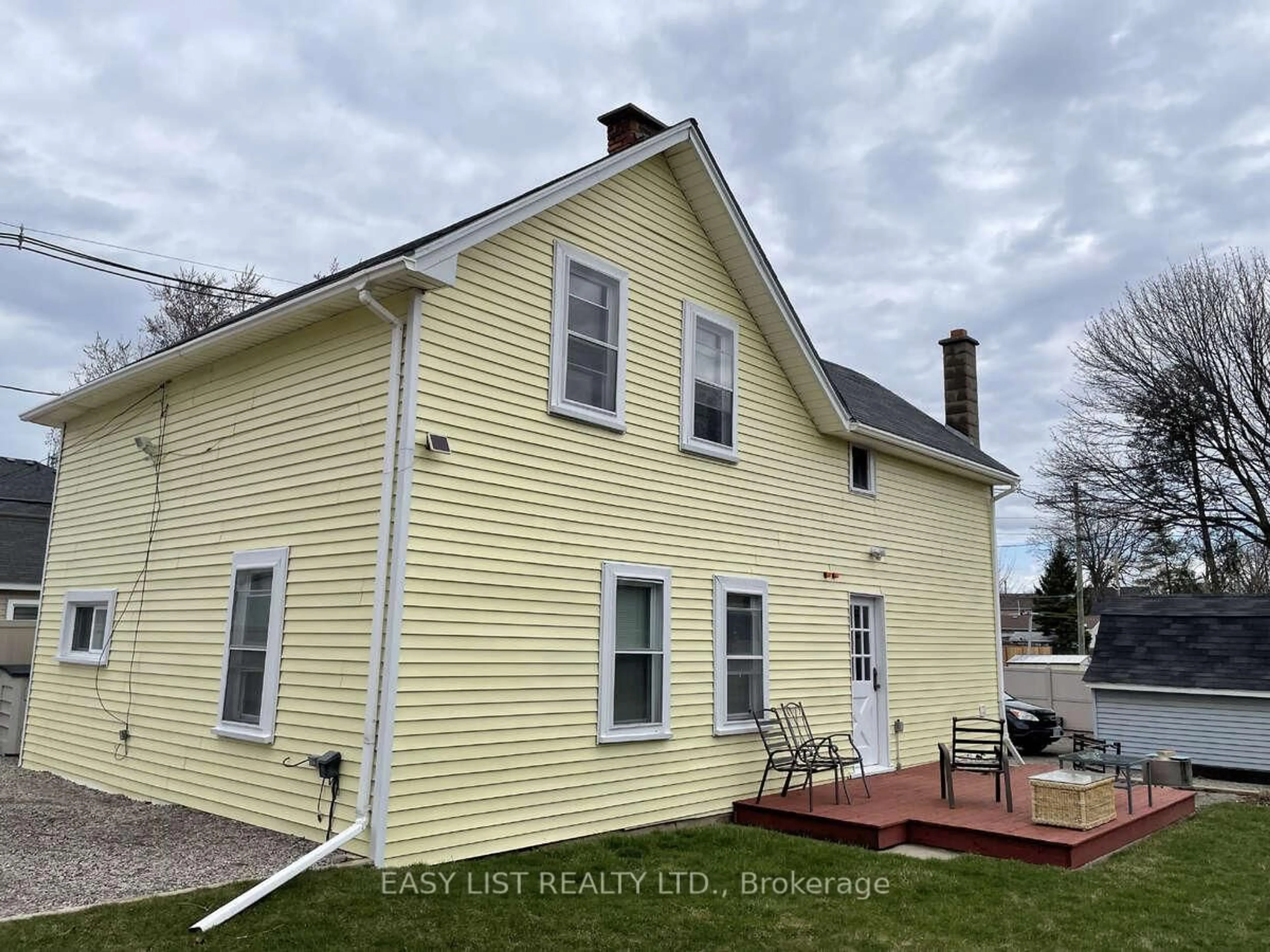 Home with vinyl exterior material, building for 14 Chestnut Lane, St. Catharines Ontario L2T 1G4