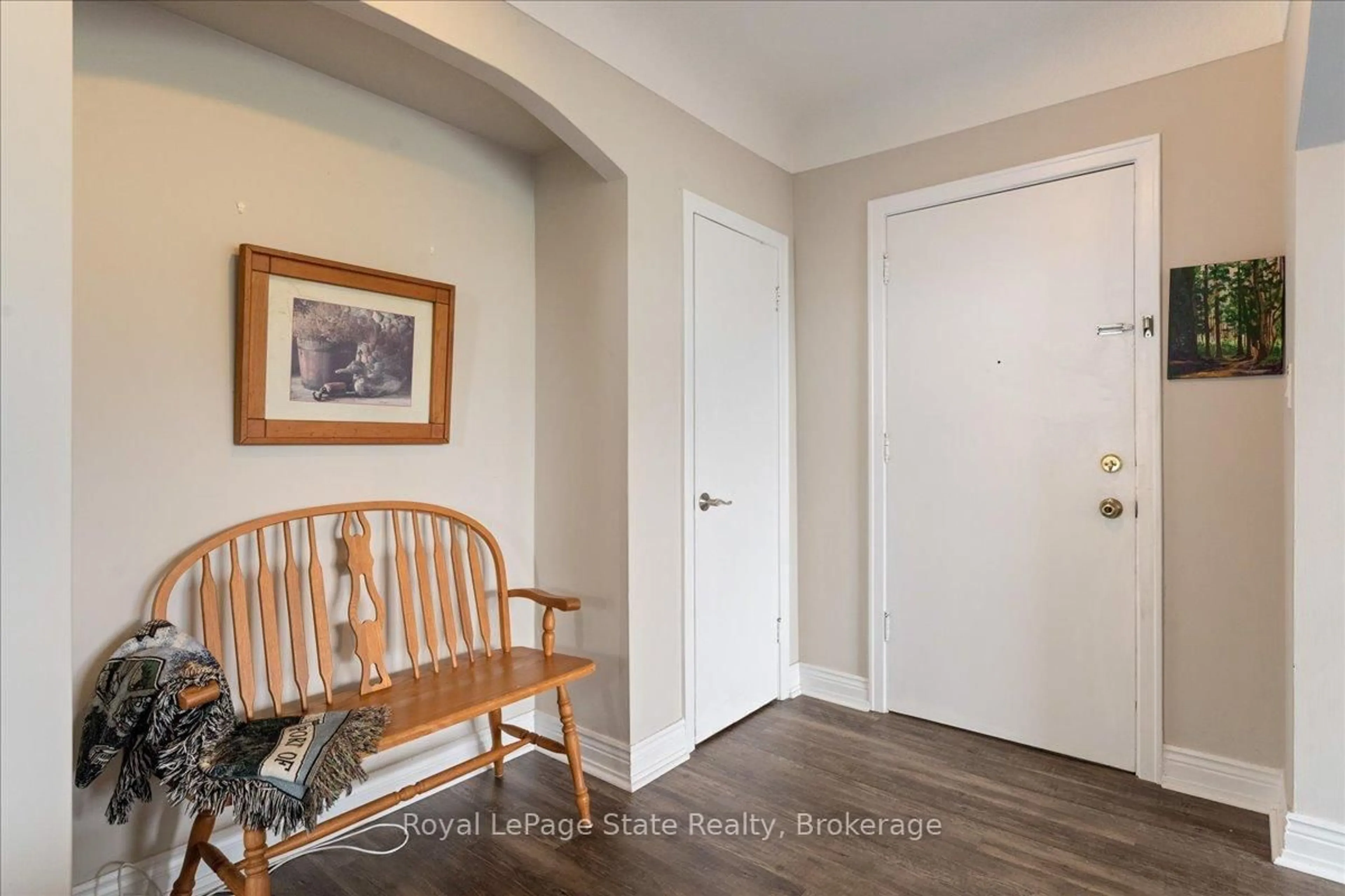 Indoor entryway for 5 East 36th St #412B, Hamilton Ontario L8V 3Y6