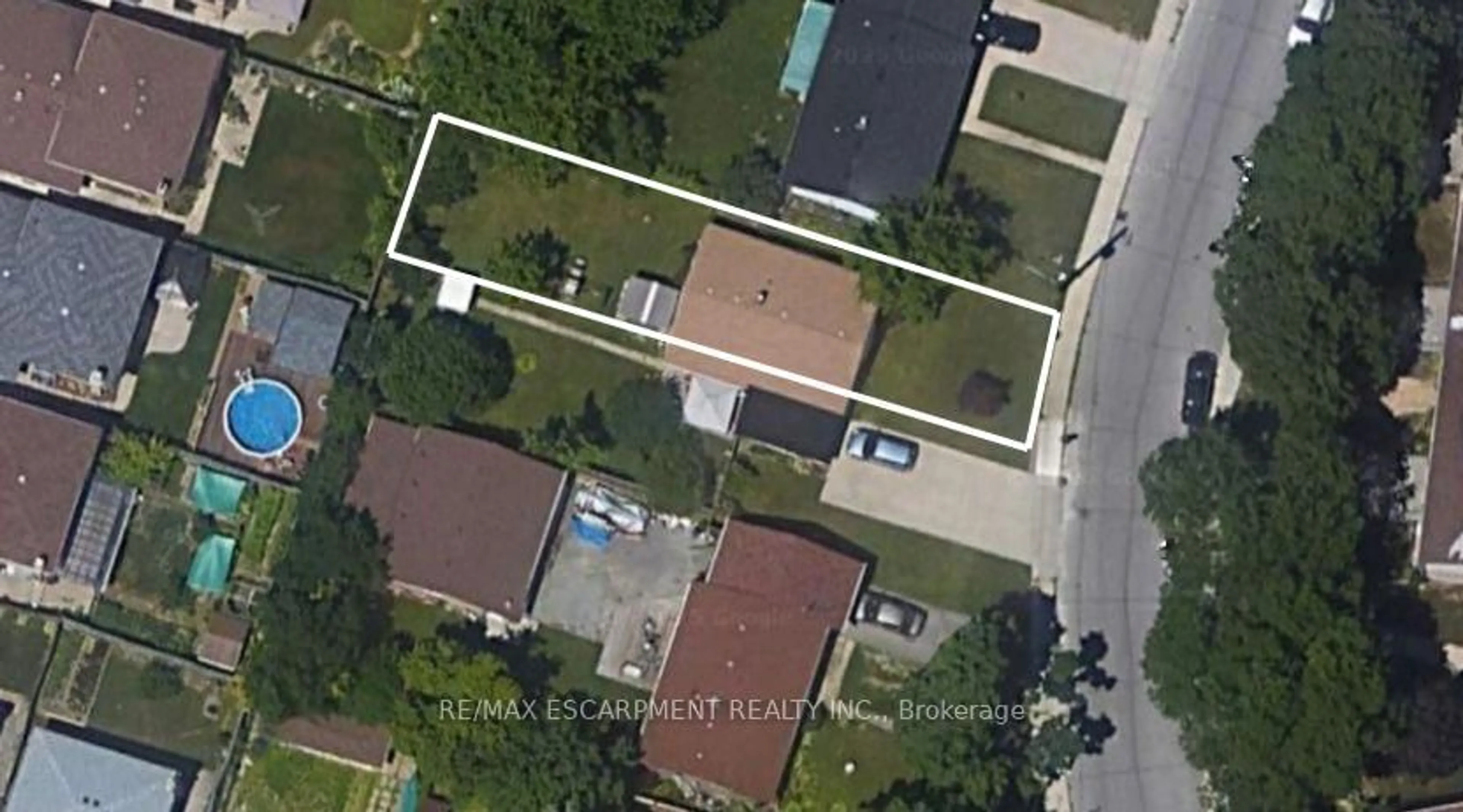 A pic from outside/outdoor area/front of a property/back of a property/a pic from drone, street for 386 East 25th St, Hamilton Ontario L8V 3B1