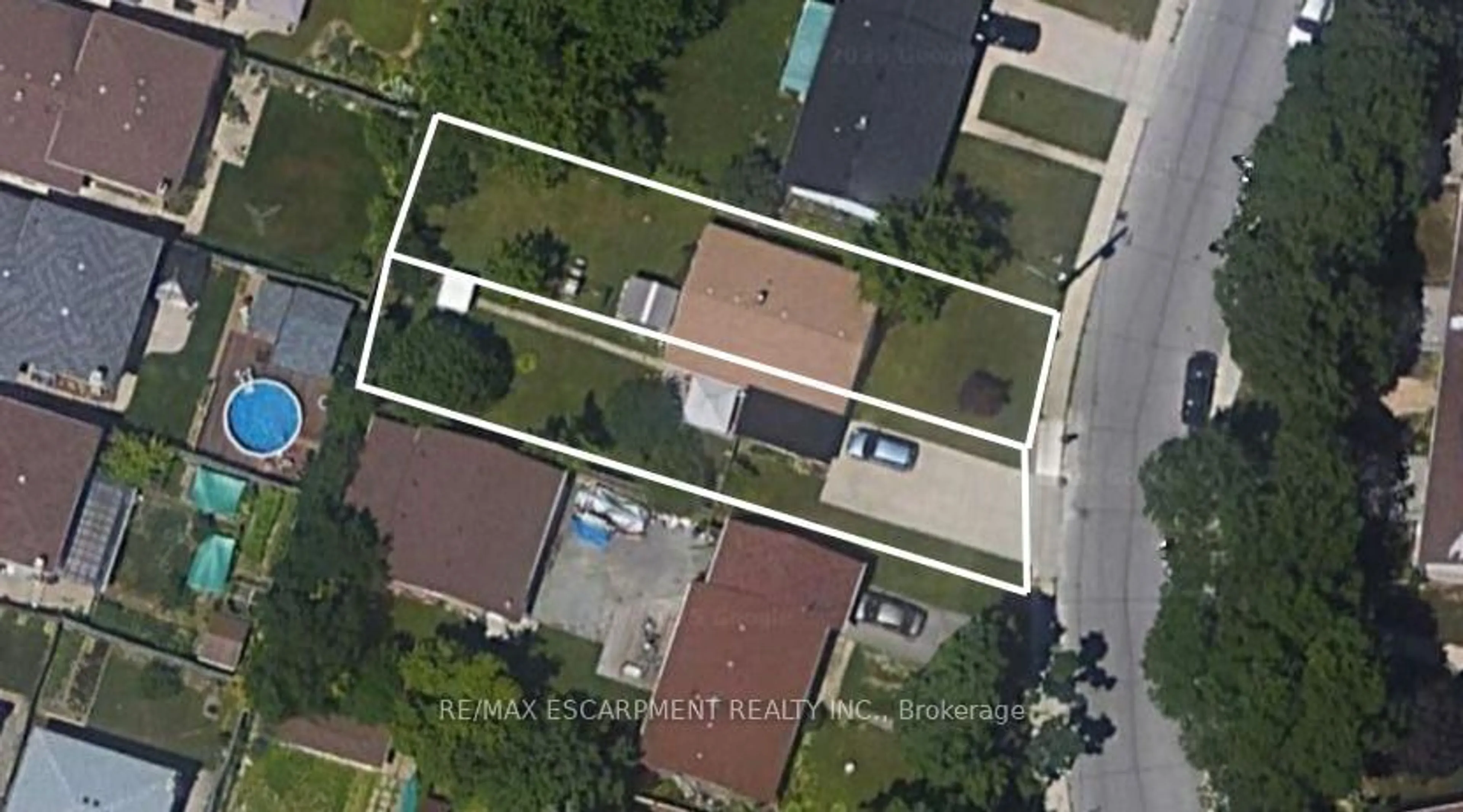 A pic from outside/outdoor area/front of a property/back of a property/a pic from drone, street for 386 East 25th St, Hamilton Ontario L8V 3B1