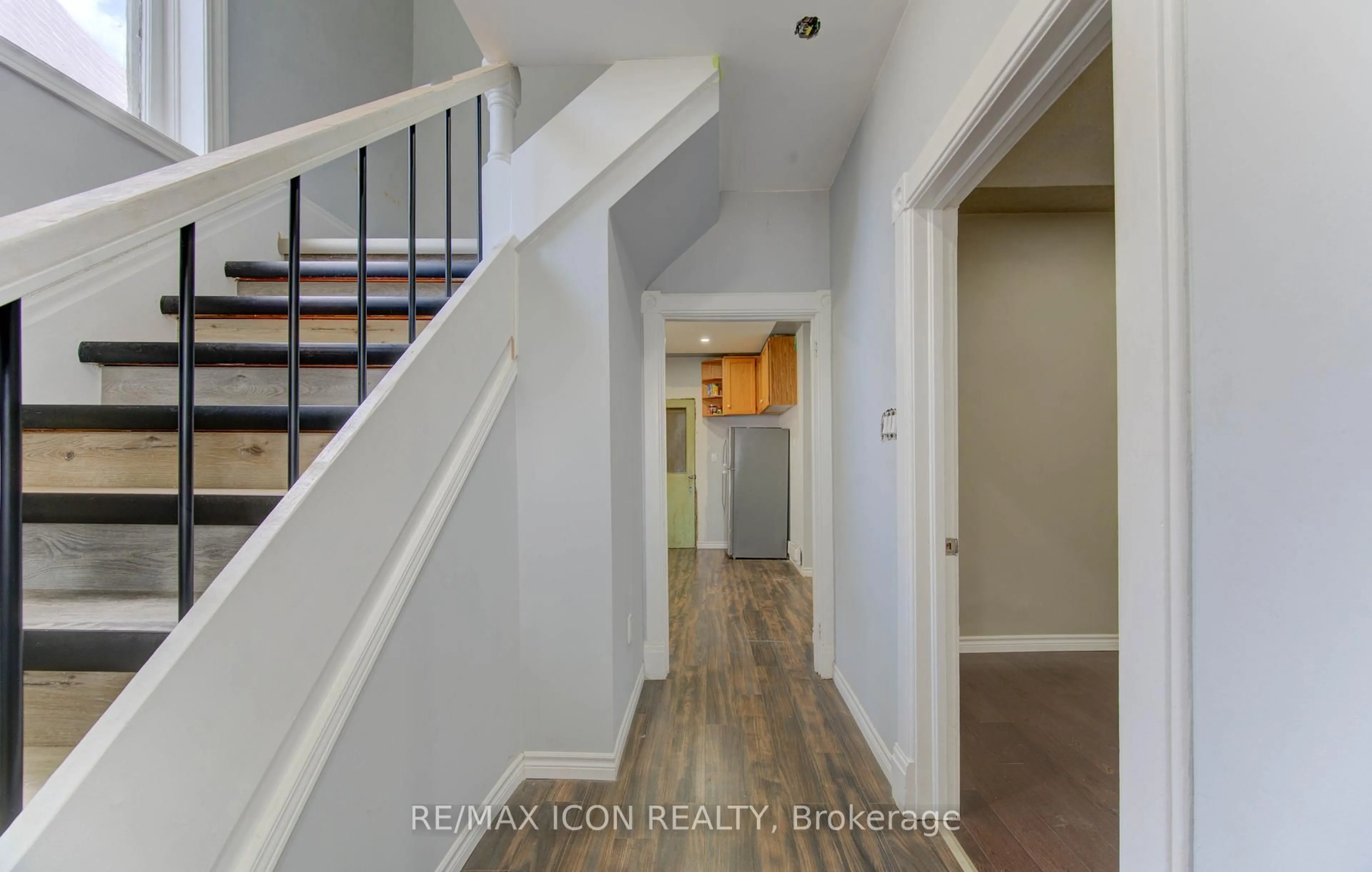 Indoor entryway for 138 Courtland Ave, Kitchener Ontario N2G 2V1