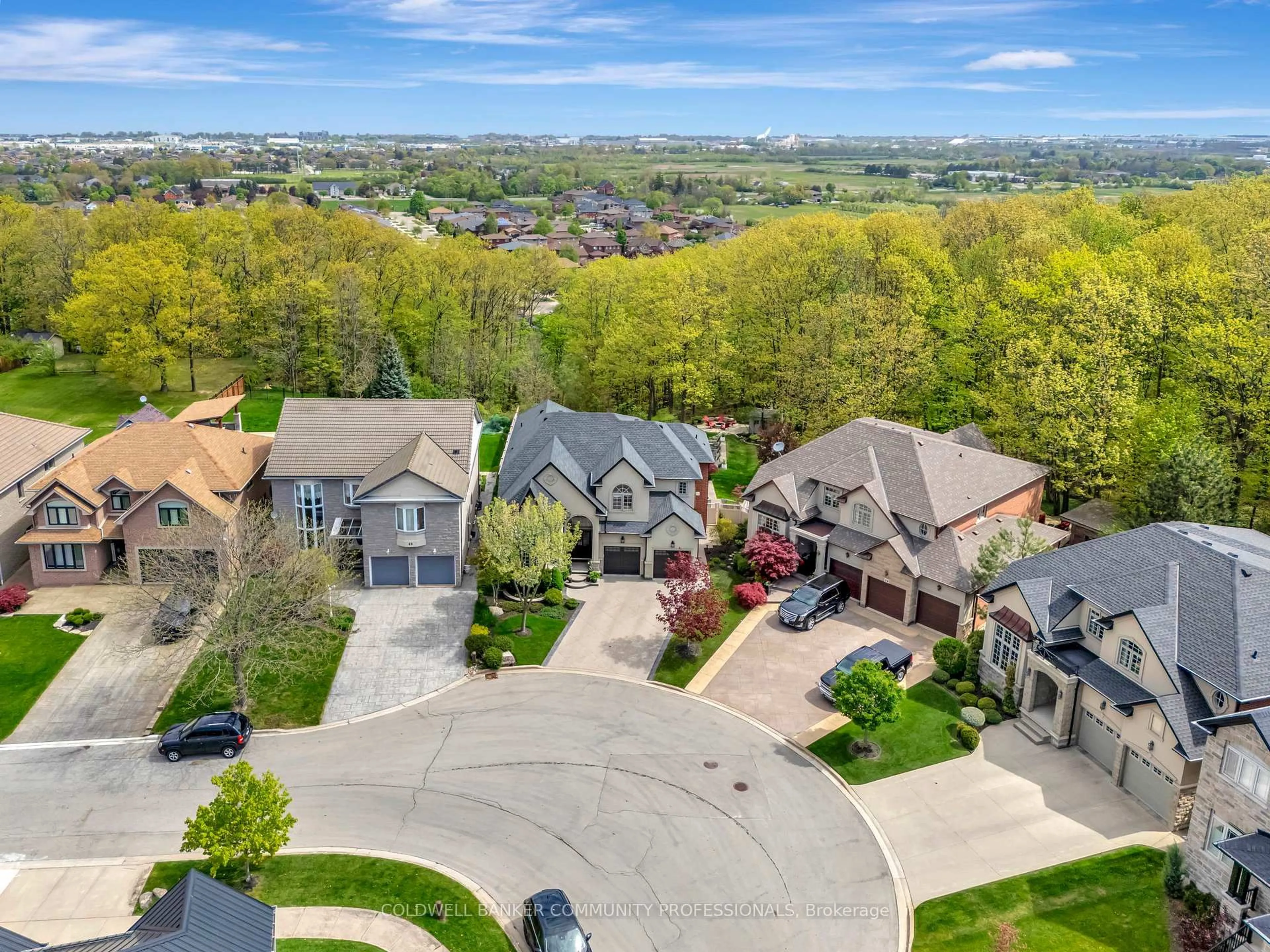 A pic from outside/outdoor area/front of a property/back of a property/a pic from drone, unknown for 46 Orr Cres, Hamilton Ontario L8G 5C5