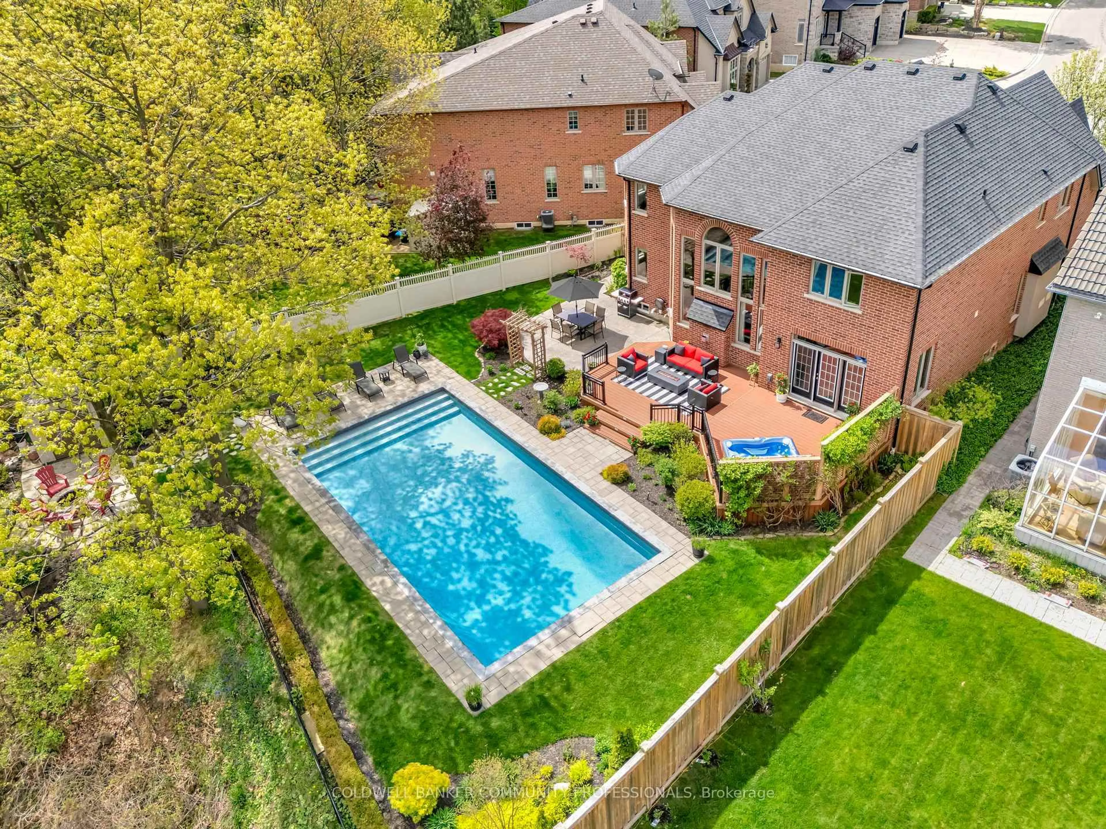 A pic from outside/outdoor area/front of a property/back of a property/a pic from drone, water/lake/river/ocean view for 46 Orr Cres, Hamilton Ontario L8G 5C5