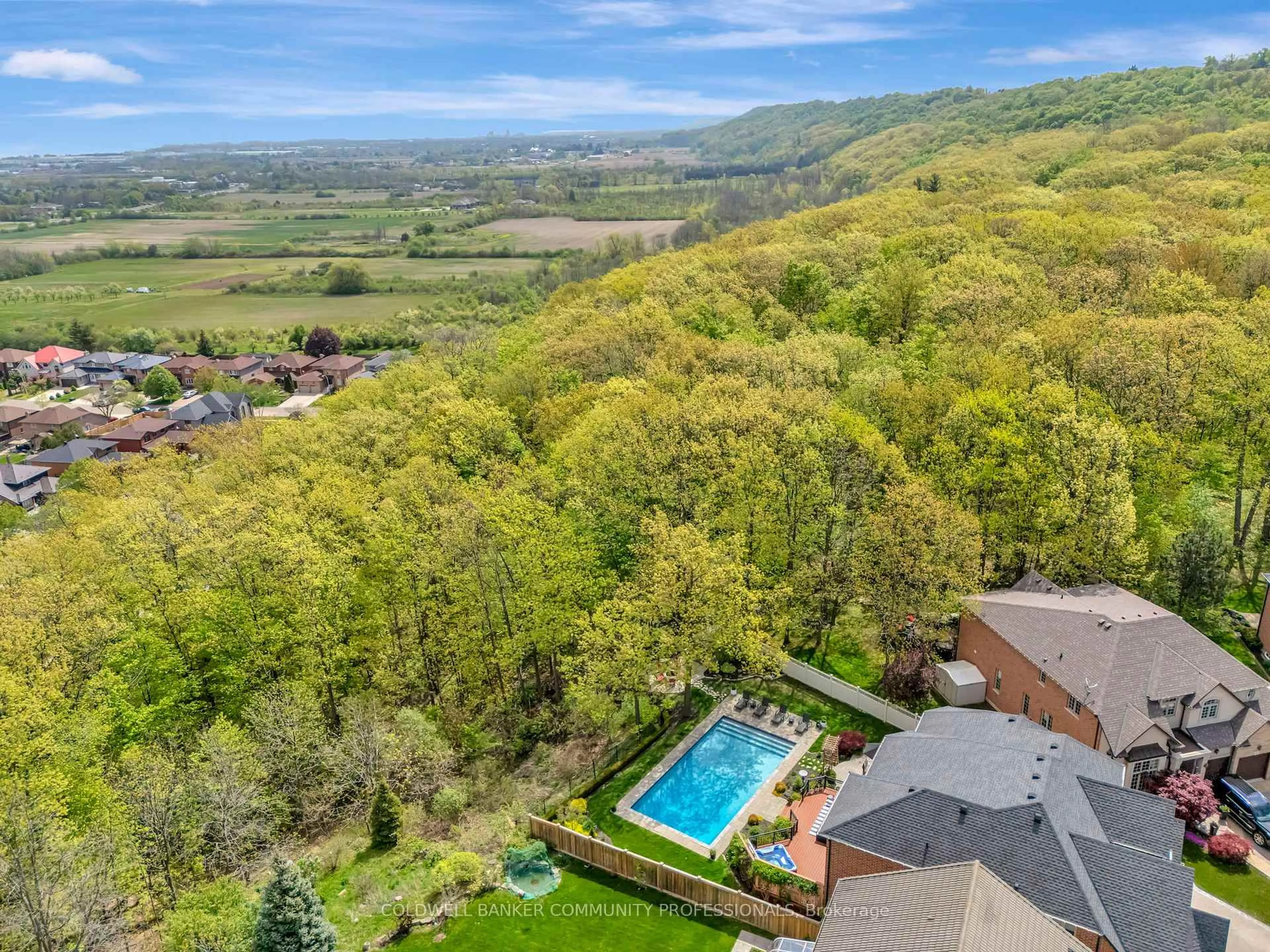 A pic from outside/outdoor area/front of a property/back of a property/a pic from drone, mountain view for 46 Orr Cres, Hamilton Ontario L8G 5C5