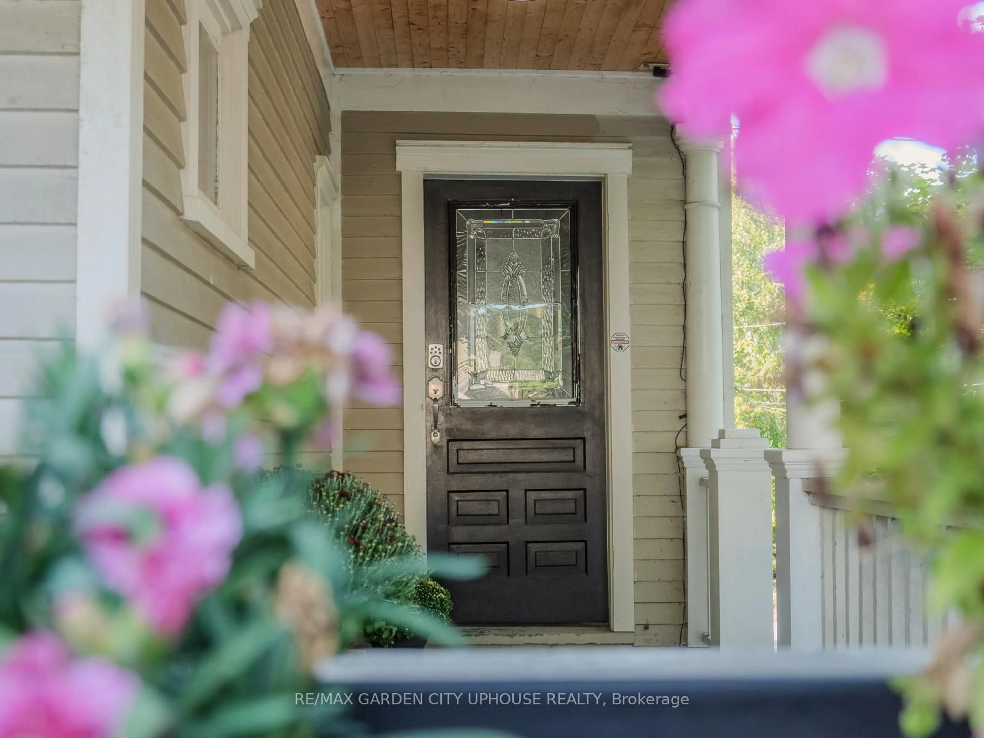 Indoor entryway for 26 Mountain St, Grimsby Ontario L3M 3K1