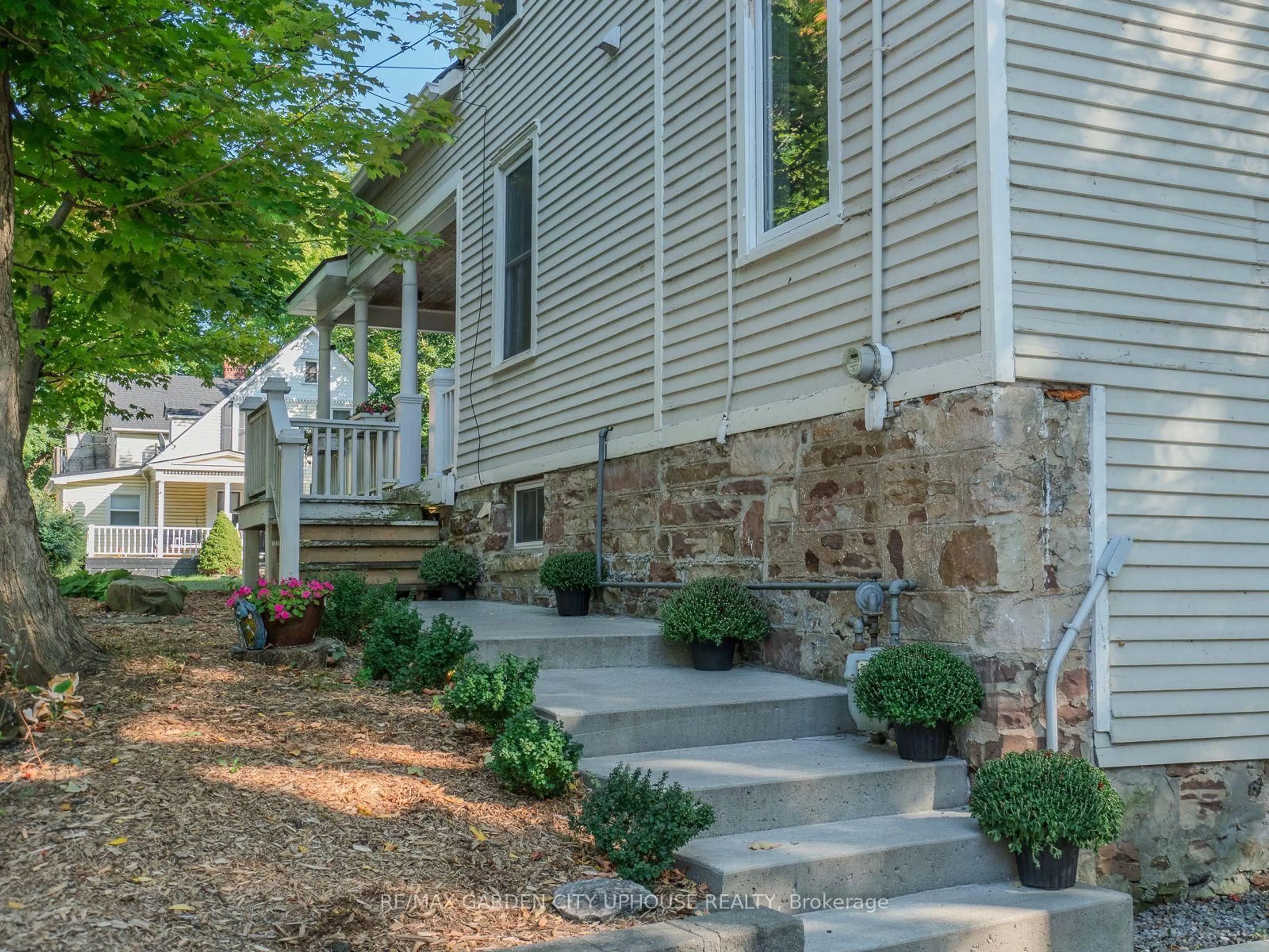 Home with vinyl exterior material, street for 26 Mountain St, Grimsby Ontario L3M 3K1