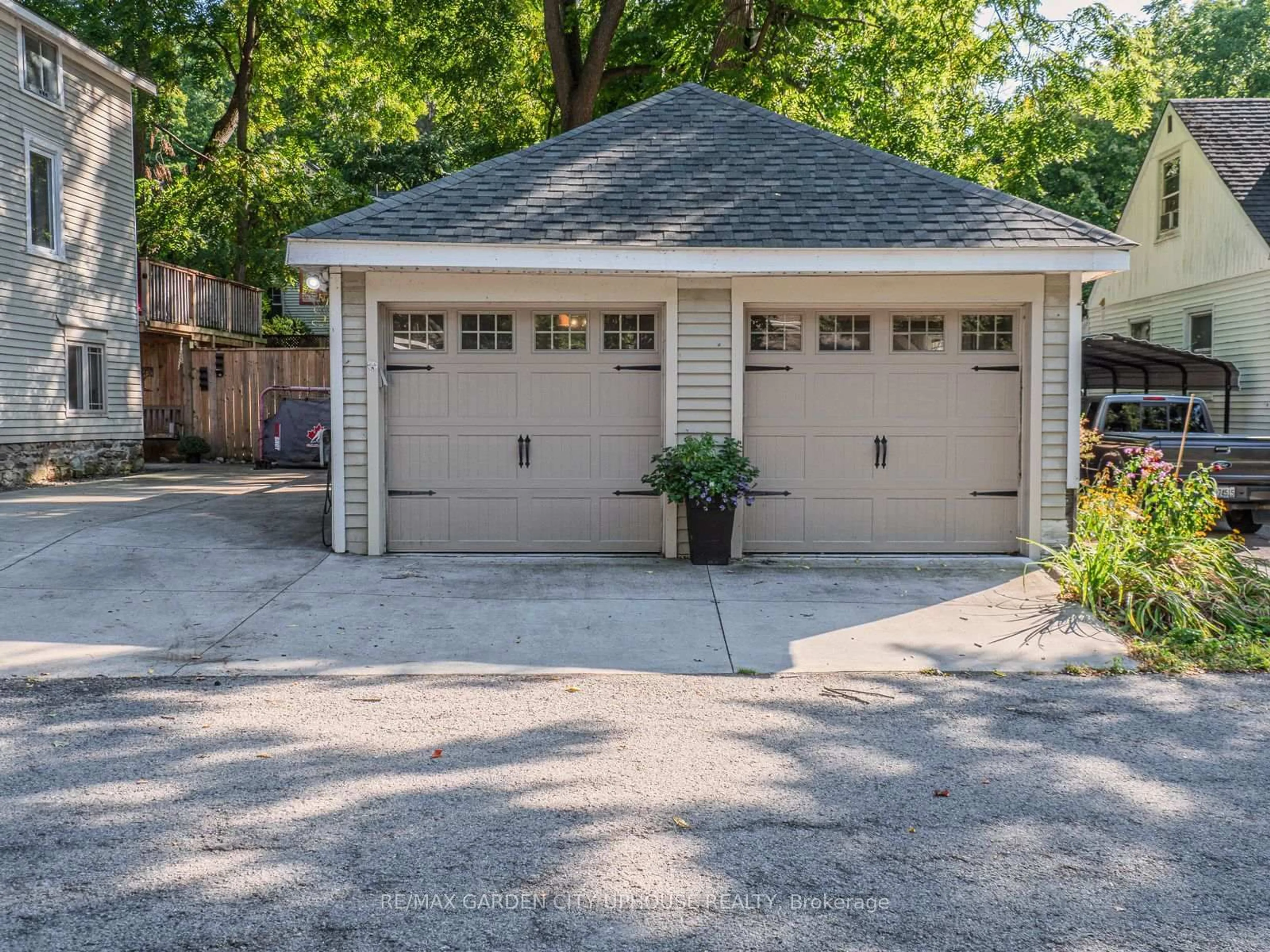 Indoor garage for 26 Mountain St, Grimsby Ontario L3M 3K1