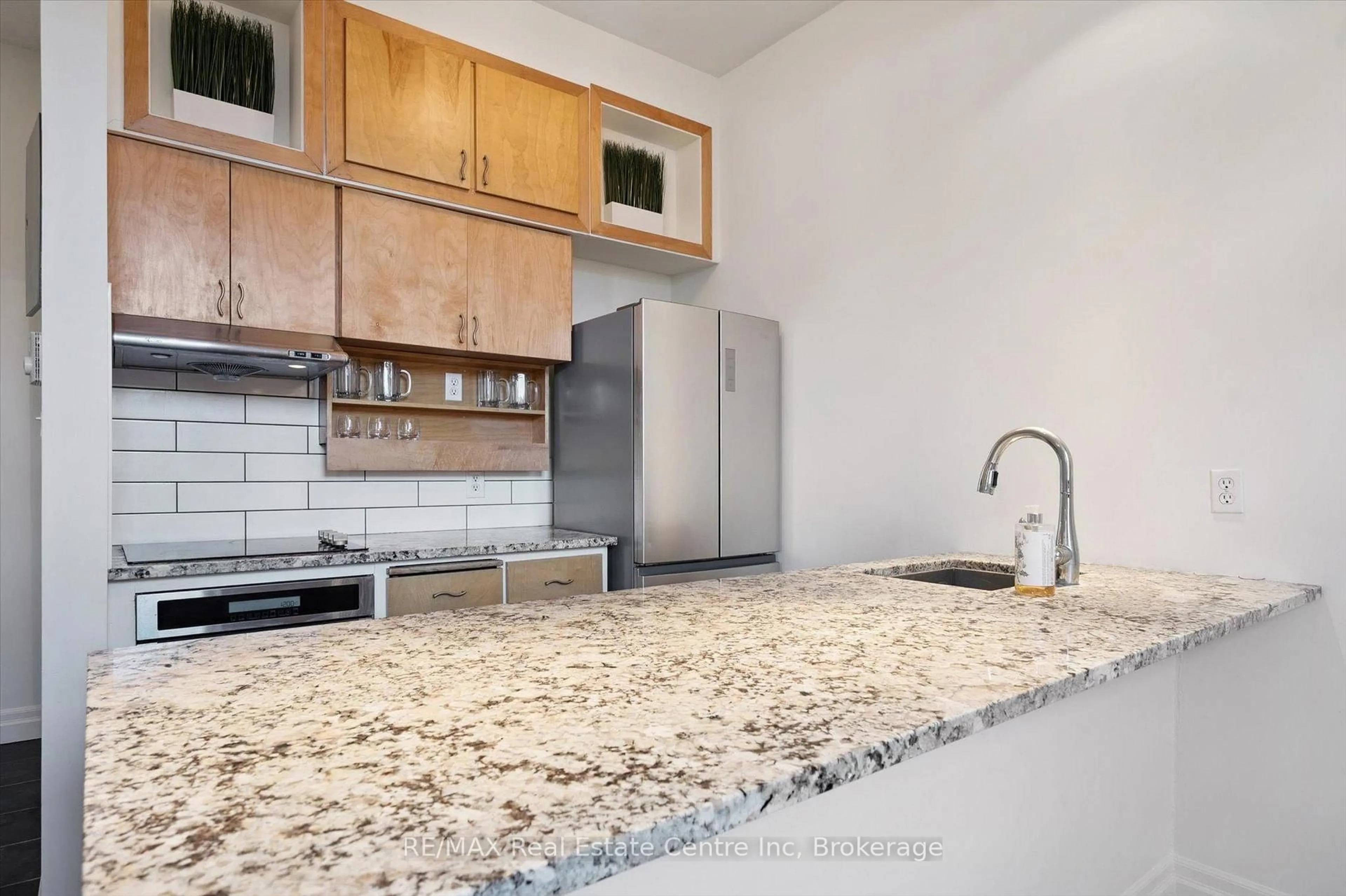 Standard kitchen, unknown for 200 WOOLWICH St #202, Guelph Ontario N1H 3V7