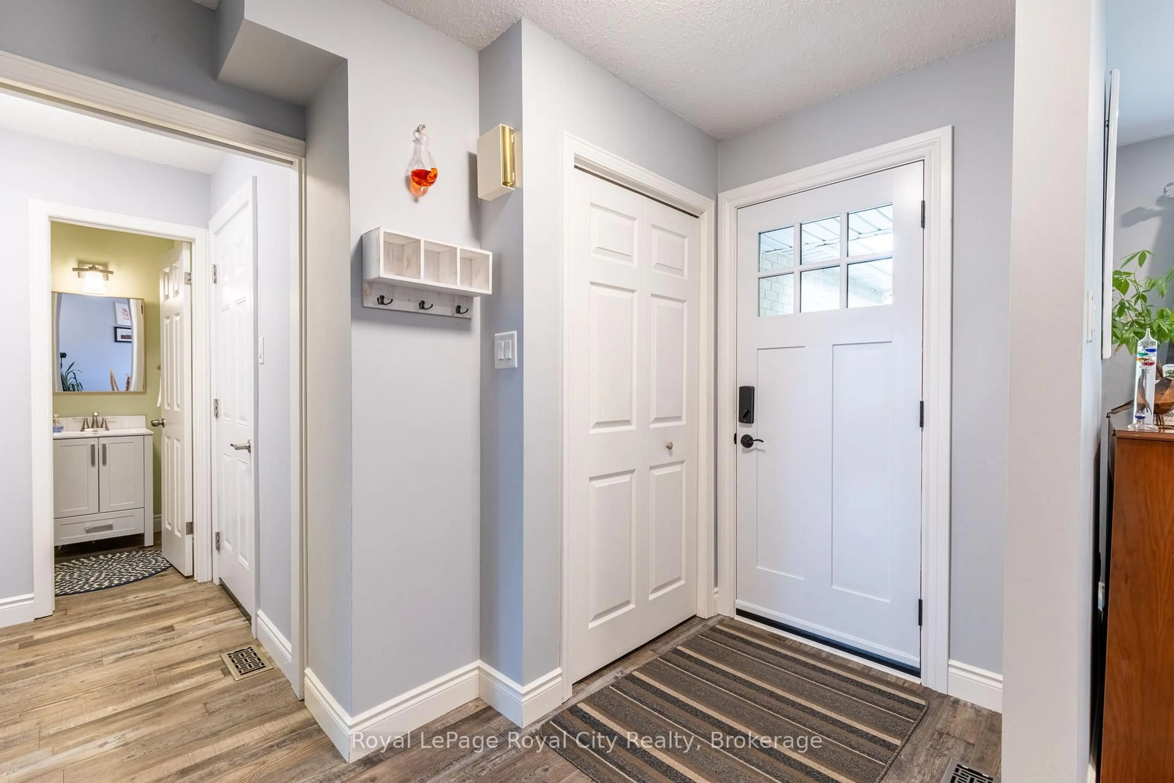 Indoor entryway for 118 Stirling Macgregor Dr, Cambridge Ontario N1S 4T4