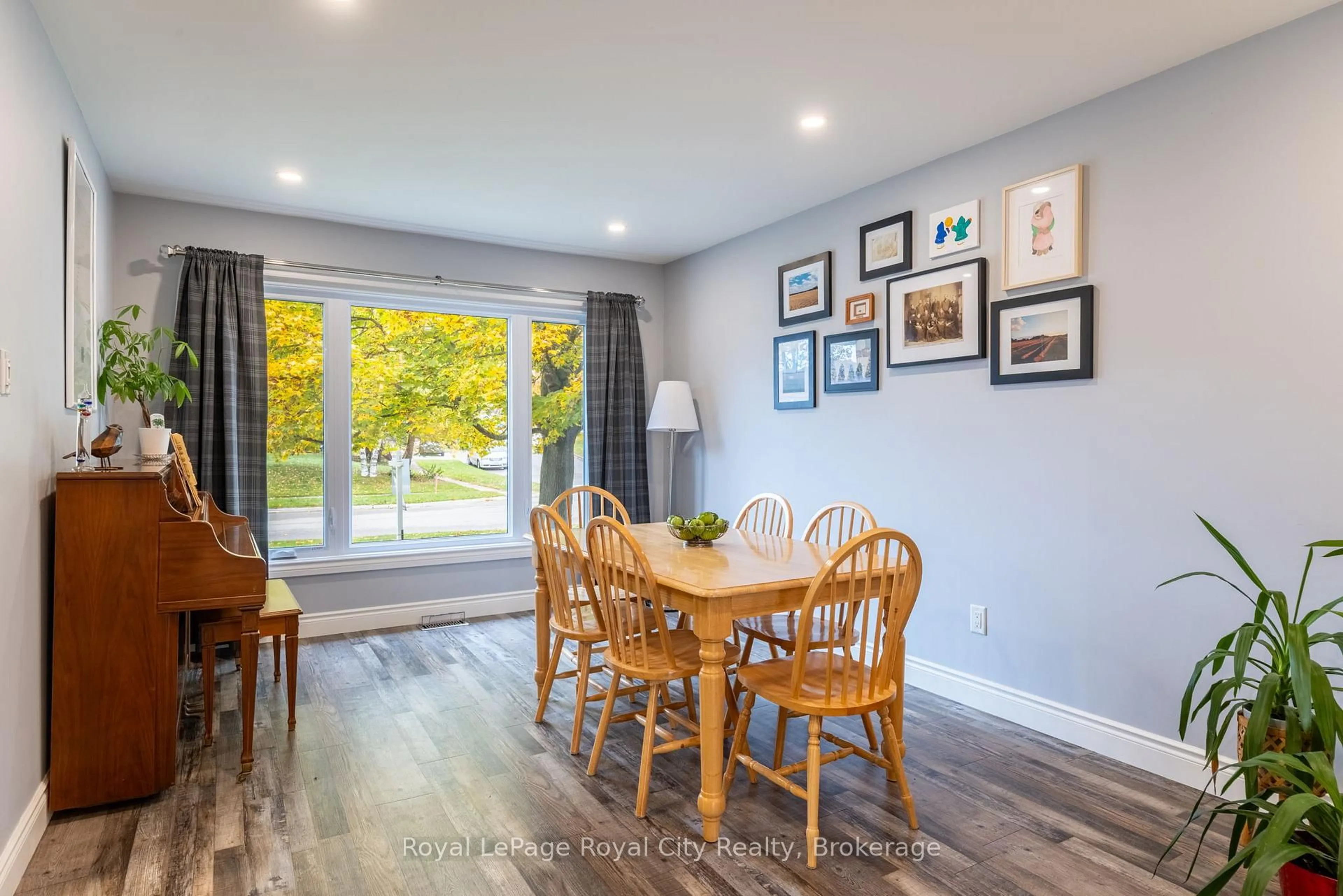 Dining room, wood/laminate floor for 118 Stirling Macgregor Dr, Cambridge Ontario N1S 4T4
