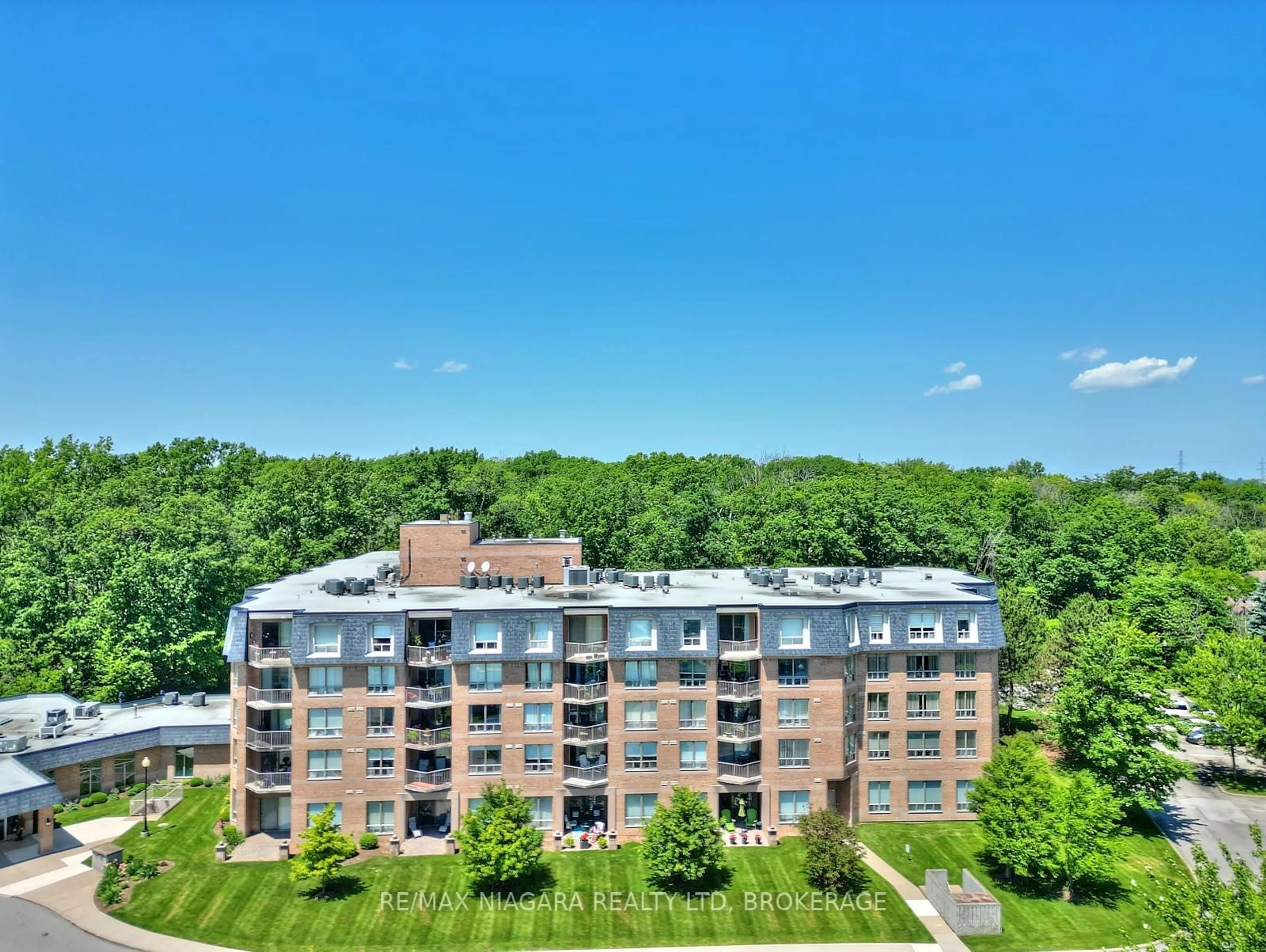 A pic from outside/outdoor area/front of a property/back of a property/a pic from drone, unknown for 8111 Forest Glen Dr #427, Niagara Falls Ontario L2H 2Y7