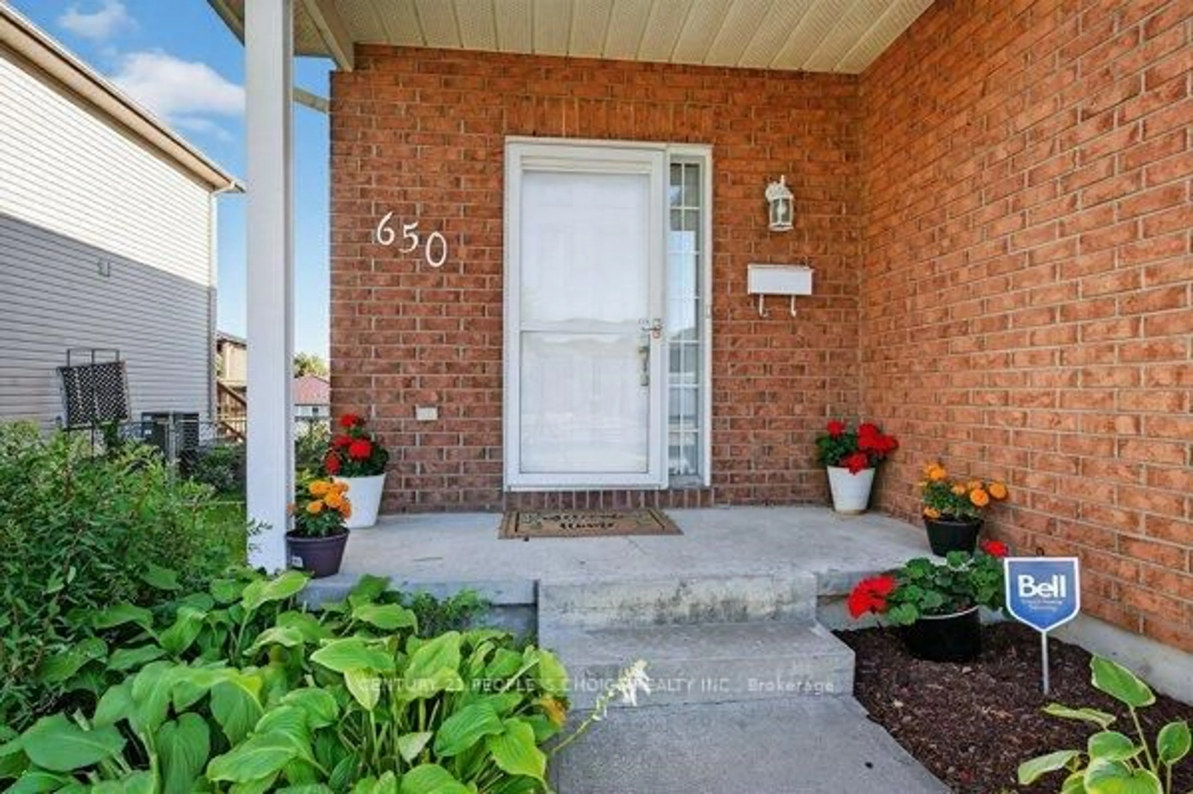 Indoor entryway for 650 Tanner Dr, Kingston Ontario K7M 8Y2
