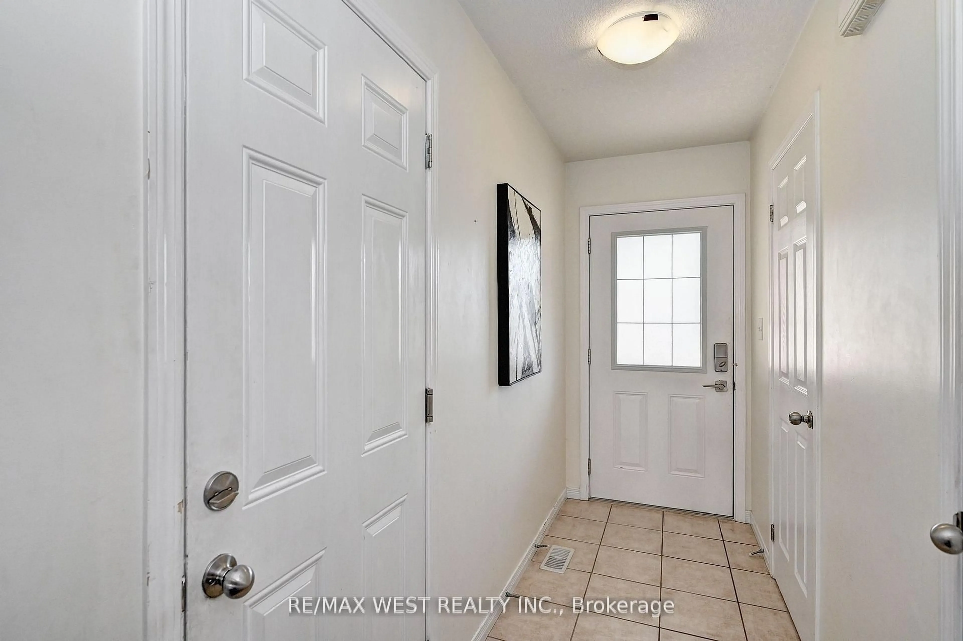 Indoor entryway for 21 Machado St, Kitchener Ontario N2R 0C1