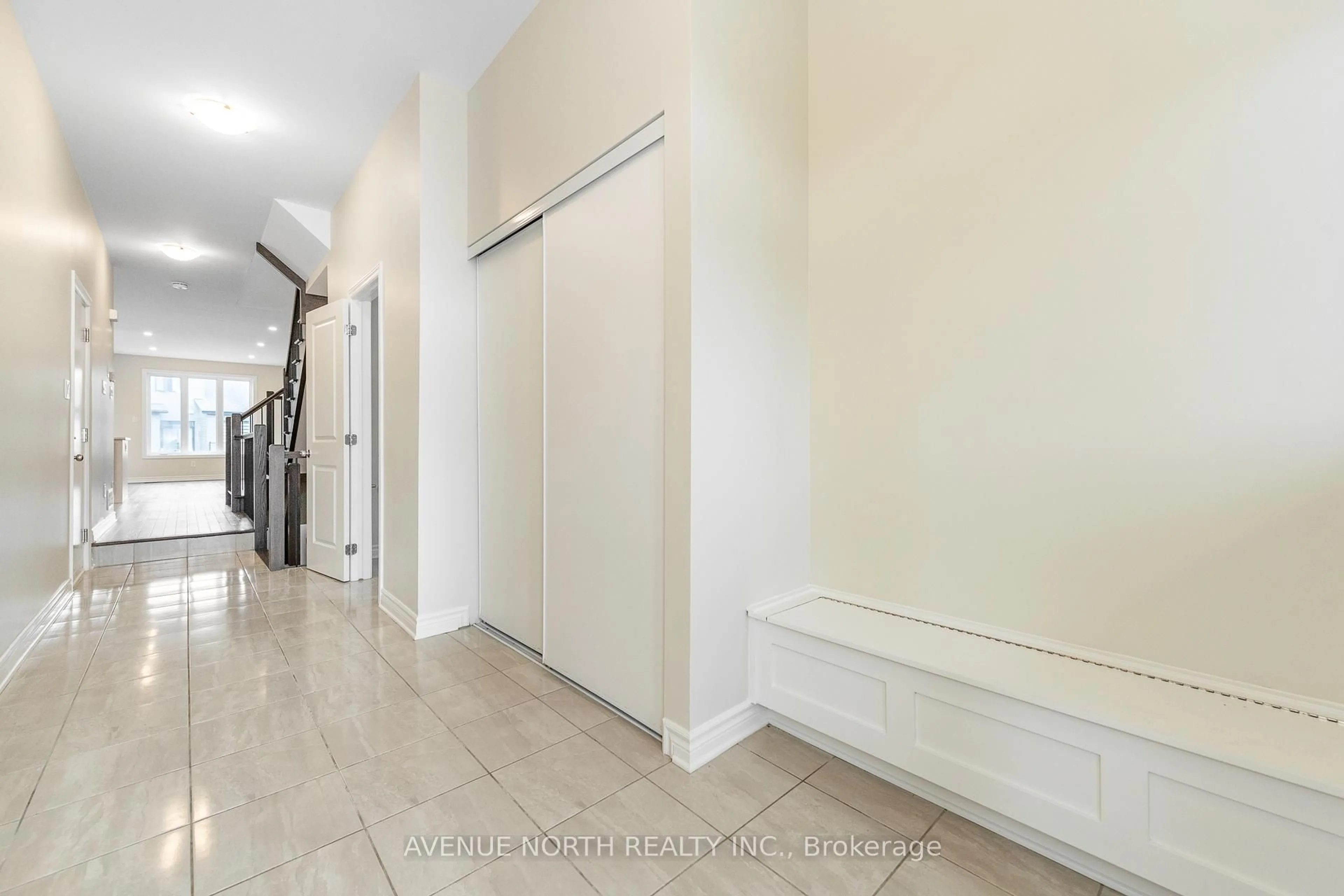 Indoor entryway for 747 NAMUR St, Russell Ontario K0A 1W0