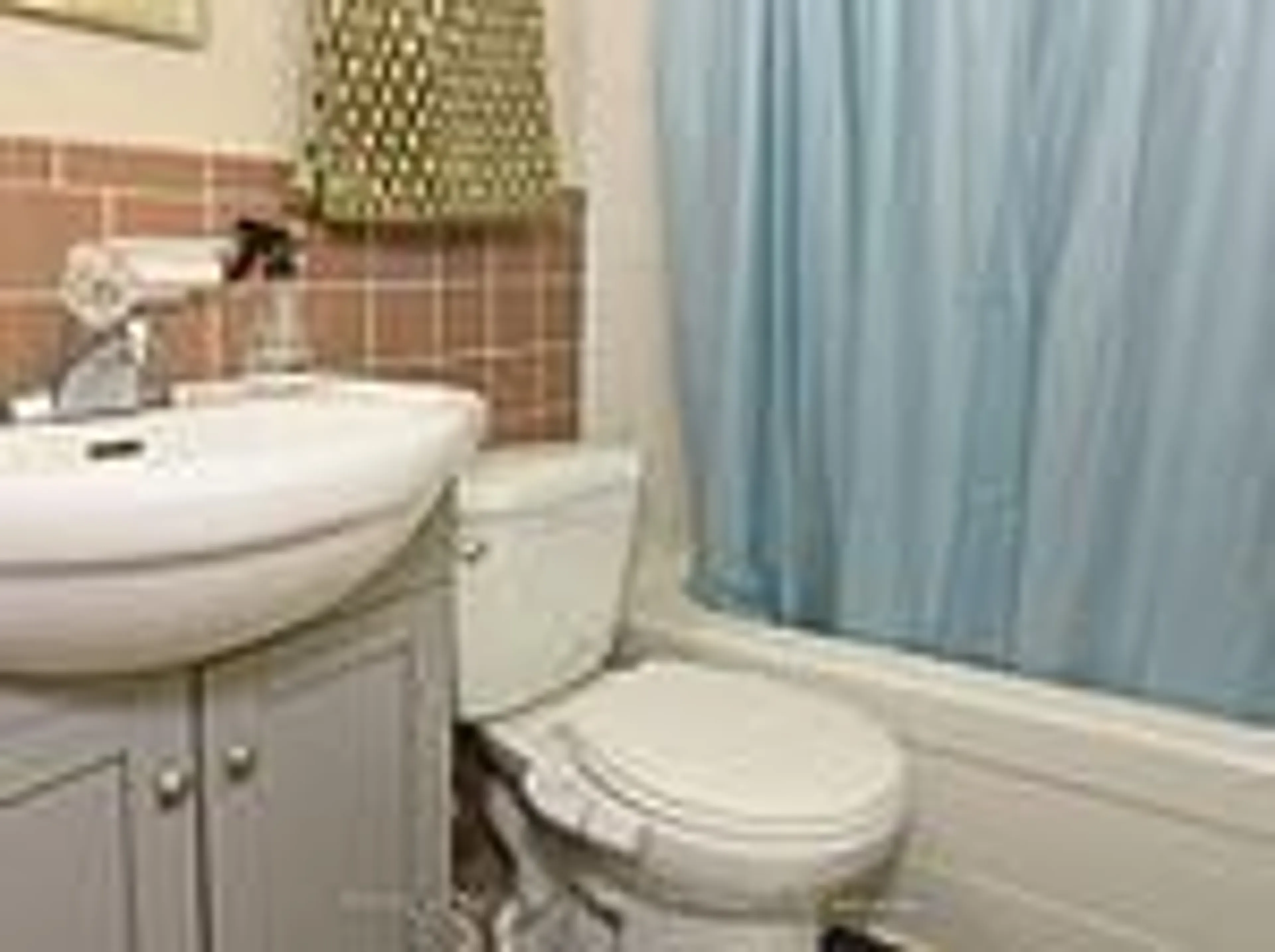 Standard bathroom, ceramic/tile floor for 1176 Hamilton Rd #105, London East Ontario N5W 1A9