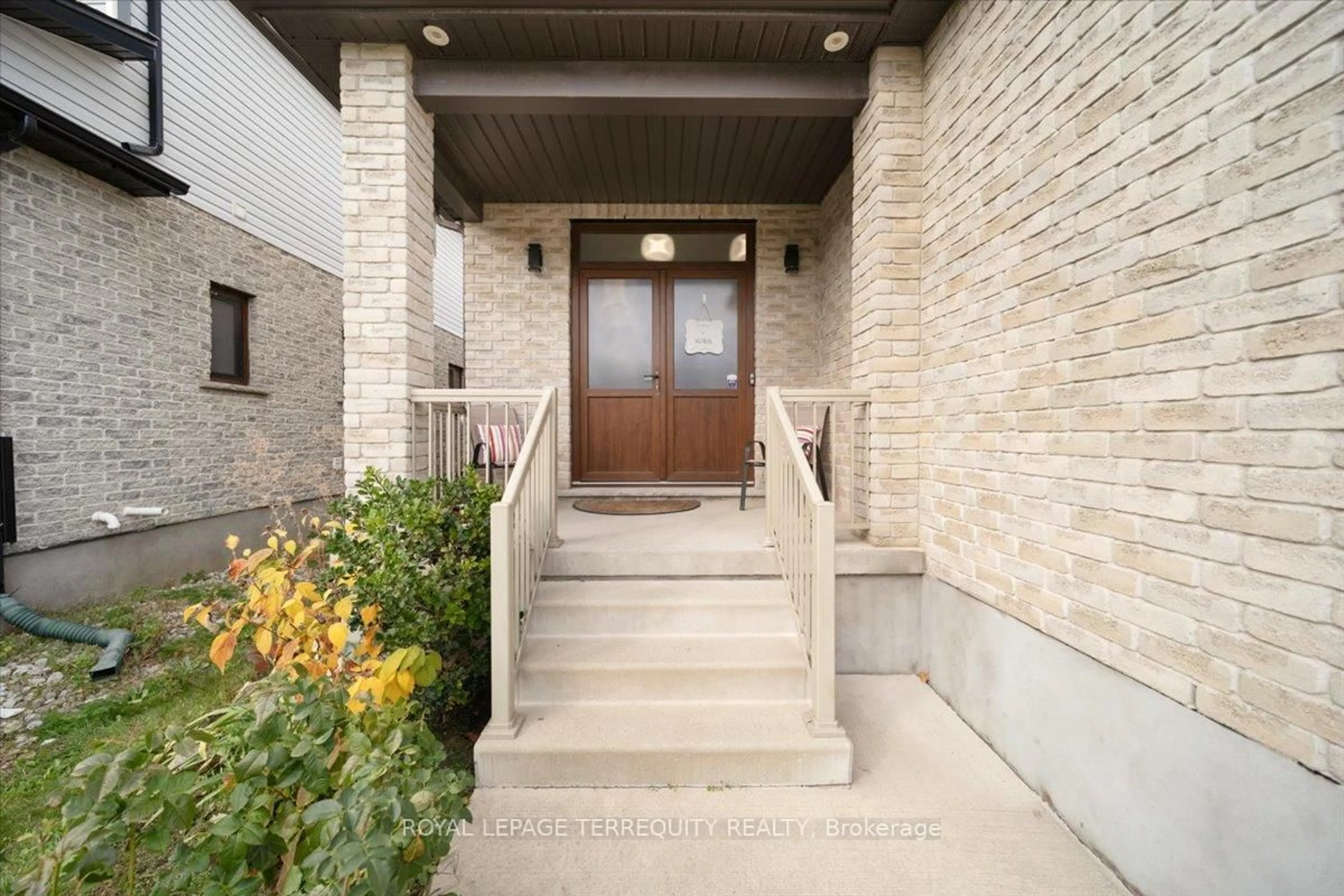 Indoor entryway for 131 Maple Bush Dr, Cambridge Ontario N1T 0B7