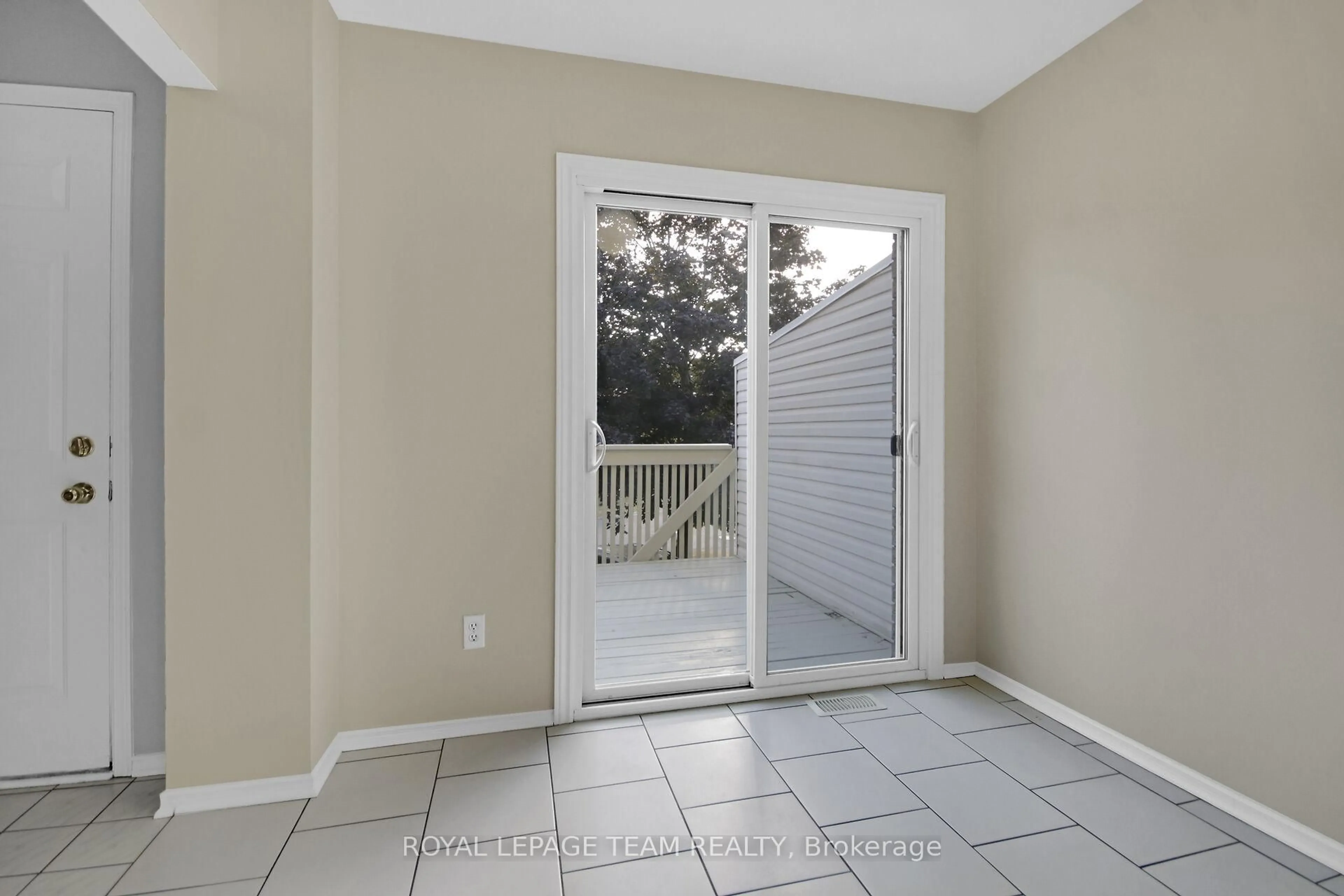 Indoor entryway for 89 Thornbury Cres, Ottawa Ontario K2G 6C4