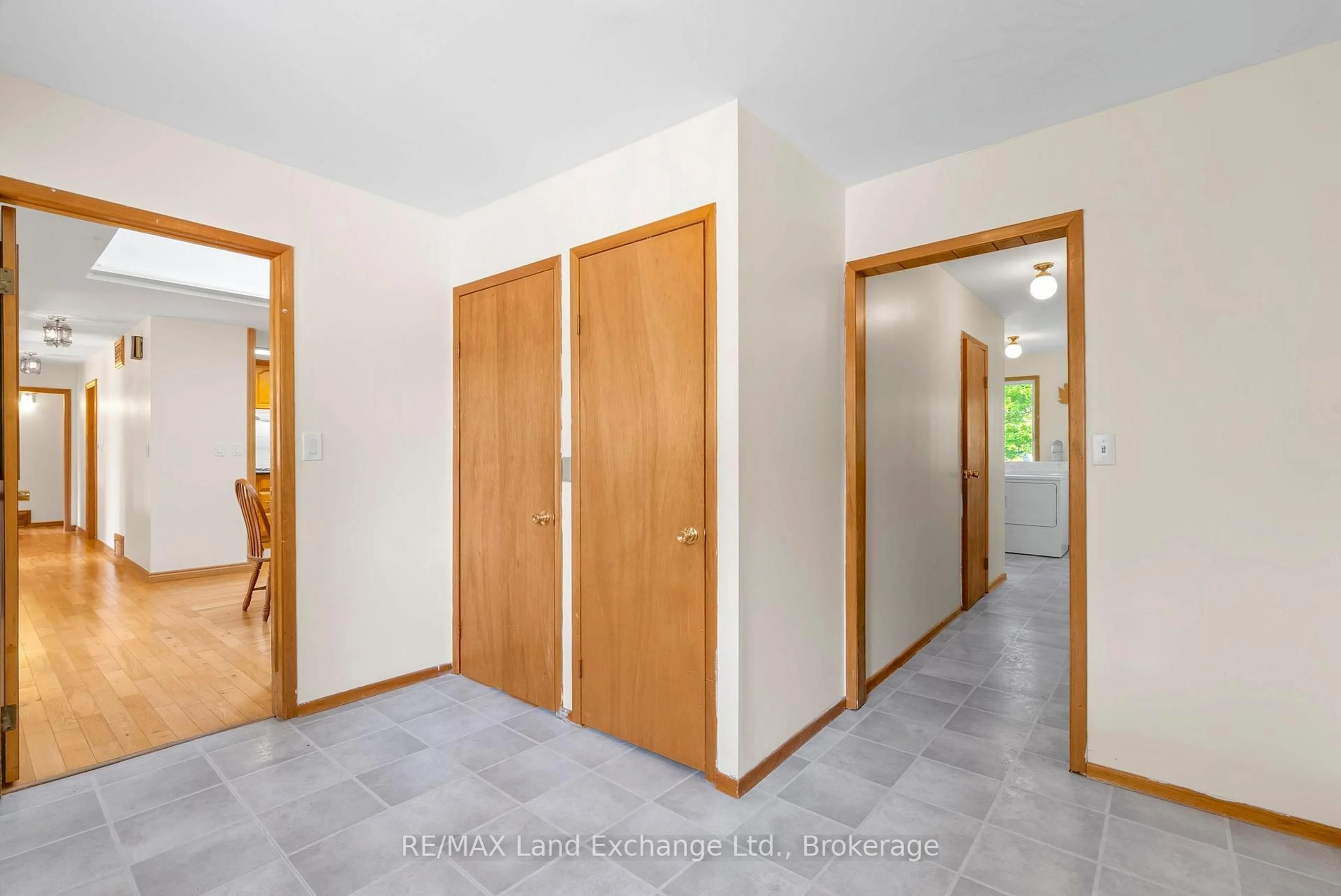 Indoor foyer for 401 Winnebago Rd, Huron-Kinloss Ontario N2Z 2X3