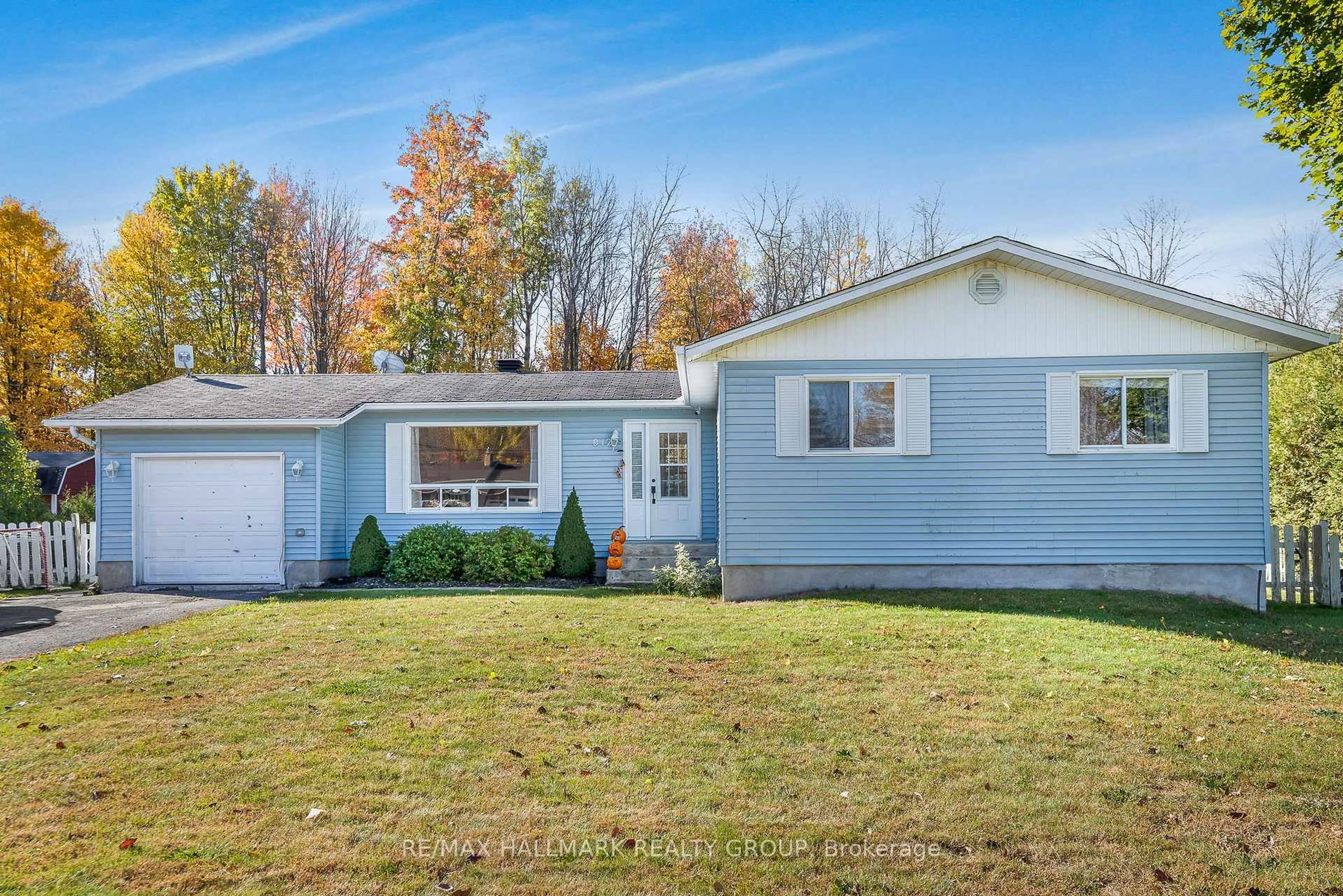 Home with vinyl exterior material, street for 912 Pattee Rd, Champlain Ontario K6A 2R2