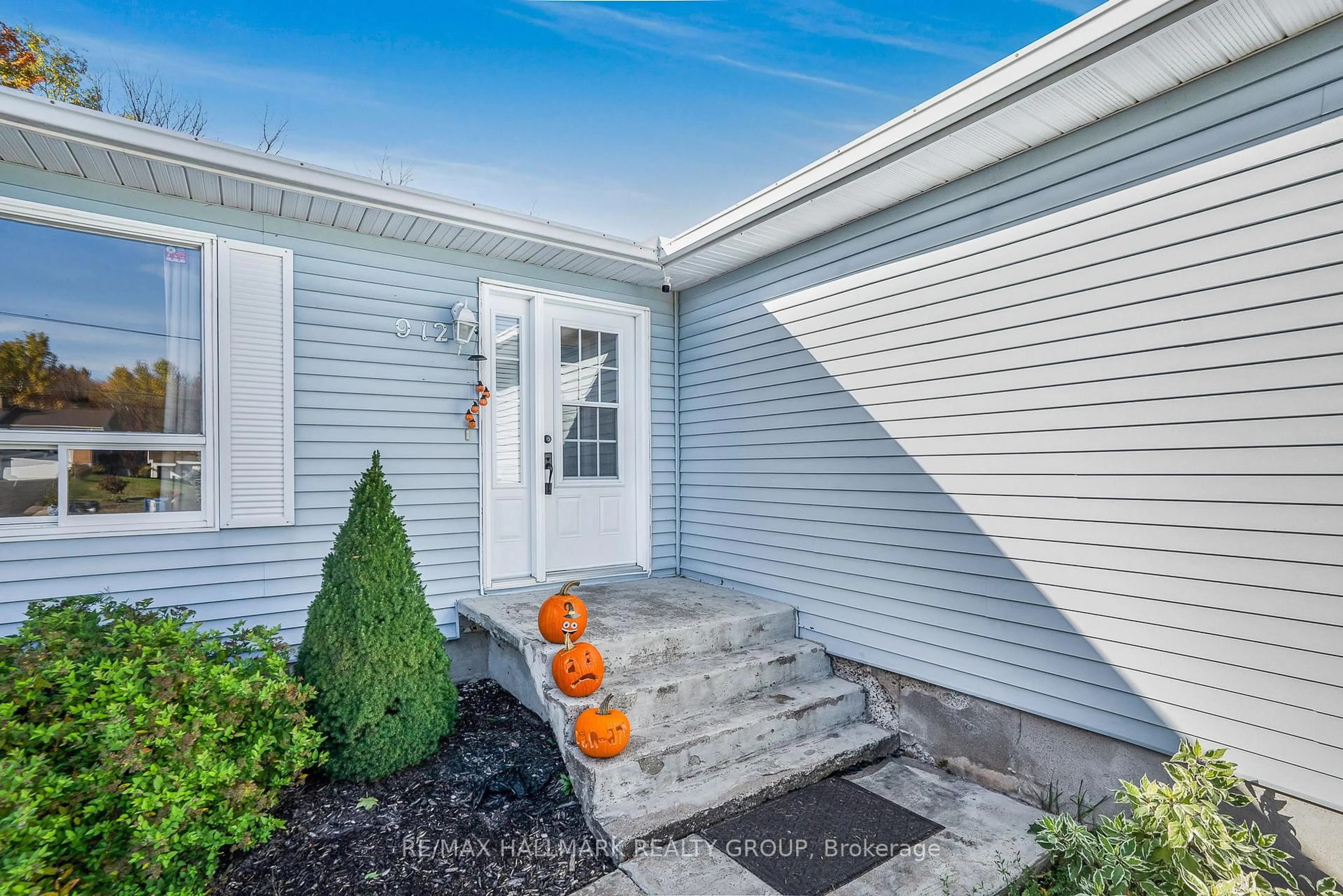 Home with vinyl exterior material, street for 912 Pattee Rd, Champlain Ontario K6A 2R2