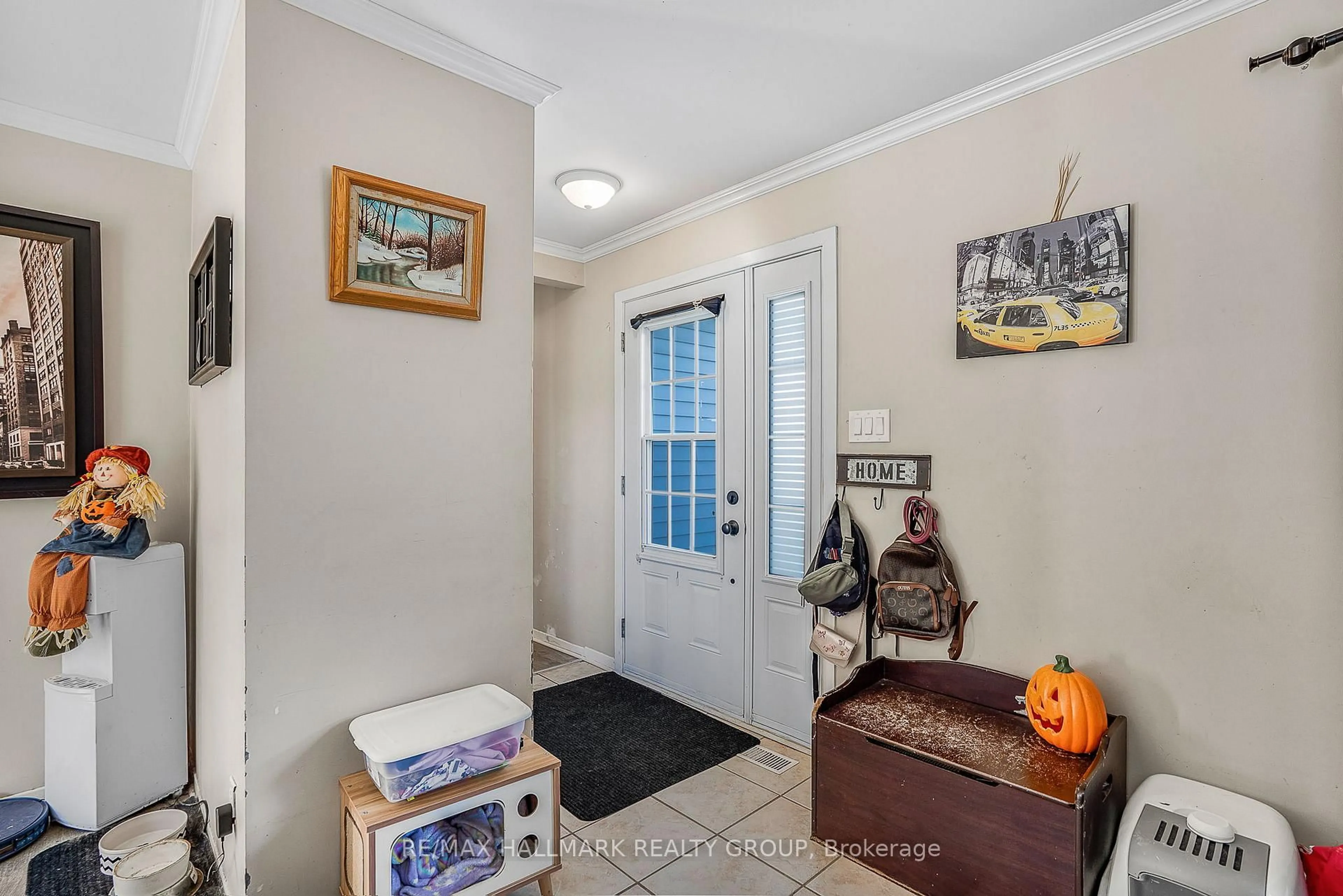 Indoor entryway for 912 Pattee Rd, Champlain Ontario K6A 2R2