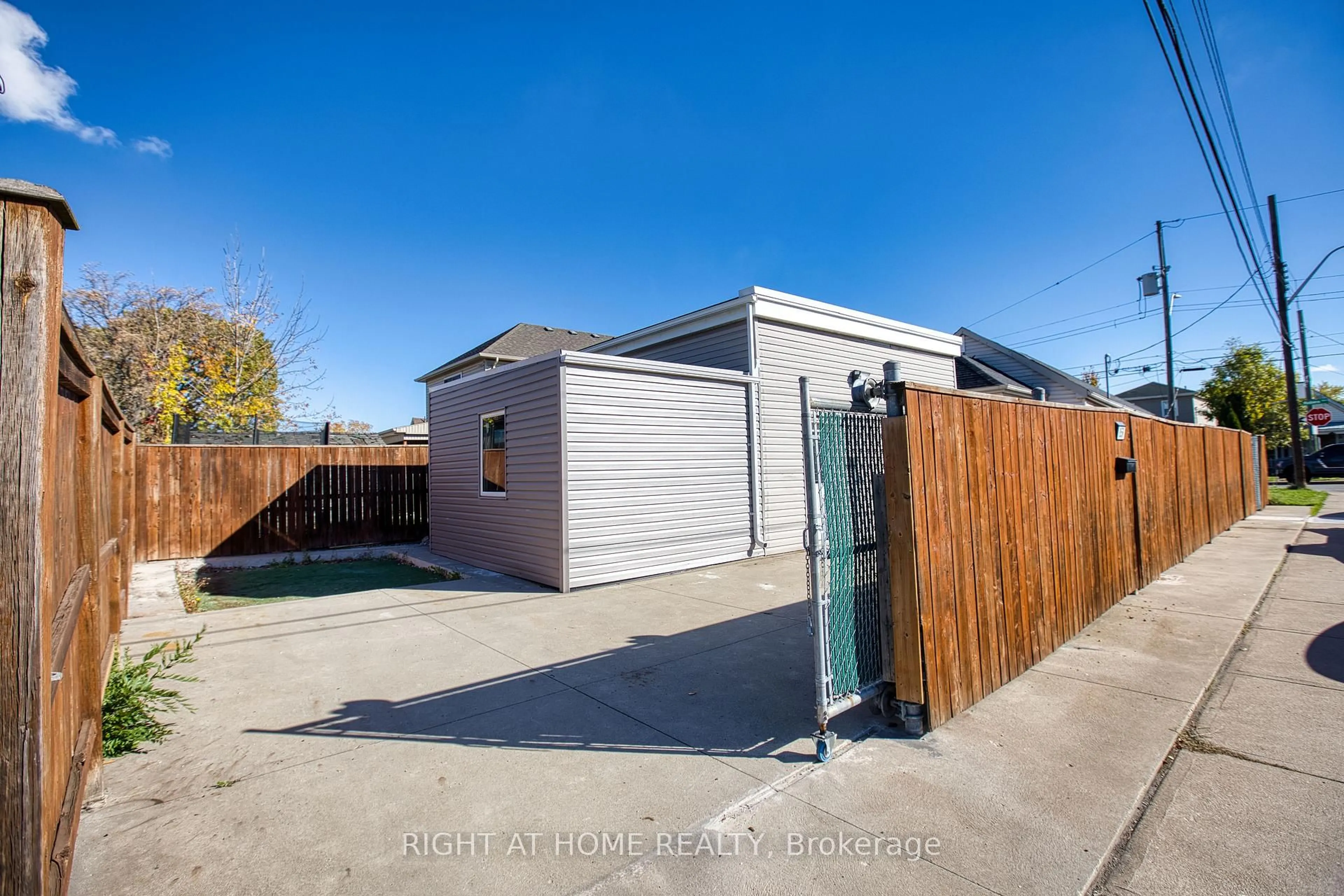 A pic from outside/outdoor area/front of a property/back of a property/a pic from drone, street for 85 & 85R Robins Ave, Hamilton Ontario L8H 4N5