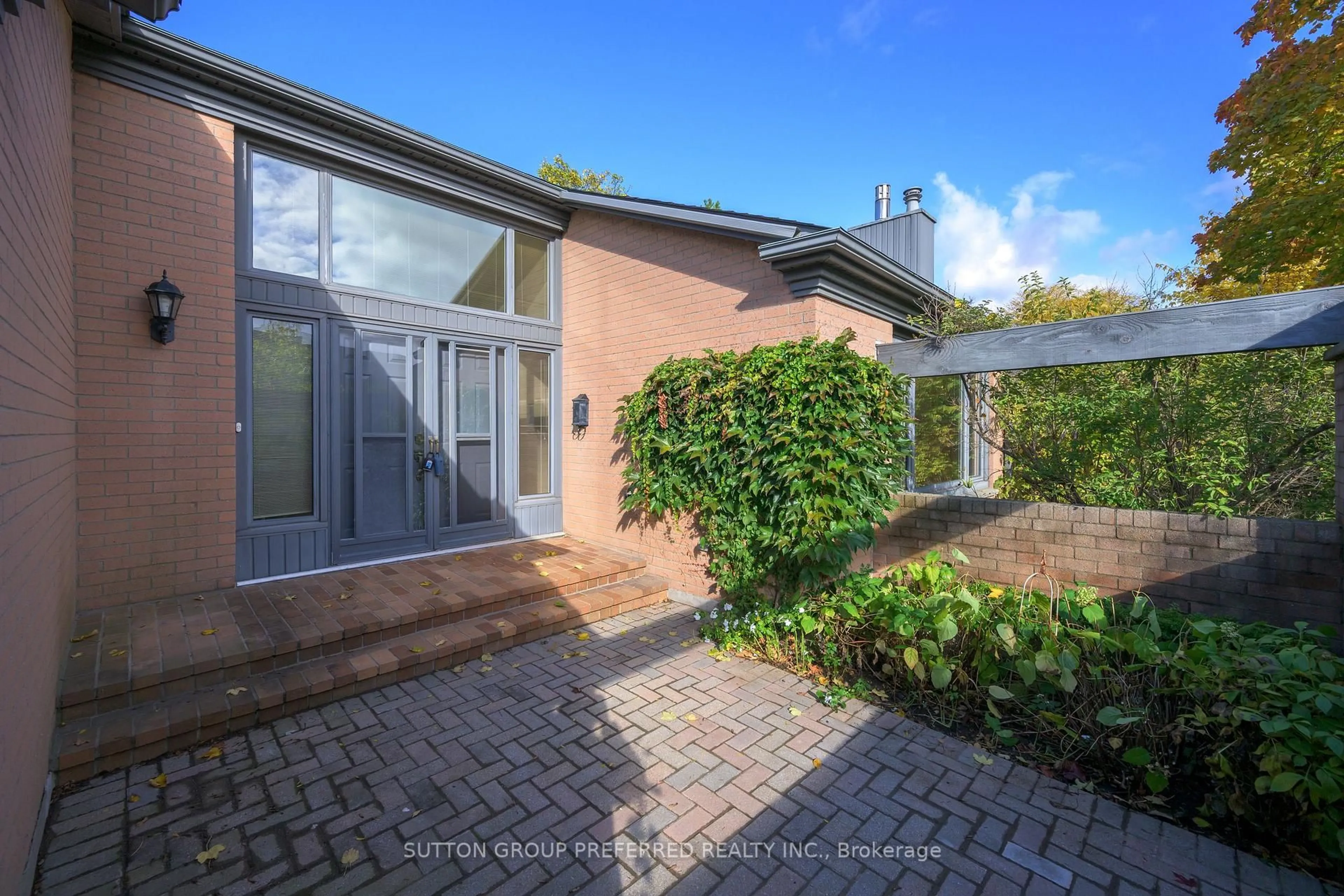 A pic from outside/outdoor area/front of a property/back of a property/a pic from drone, street for 50 Fiddlers Green Rd #51, London North Ontario N6H 4T4