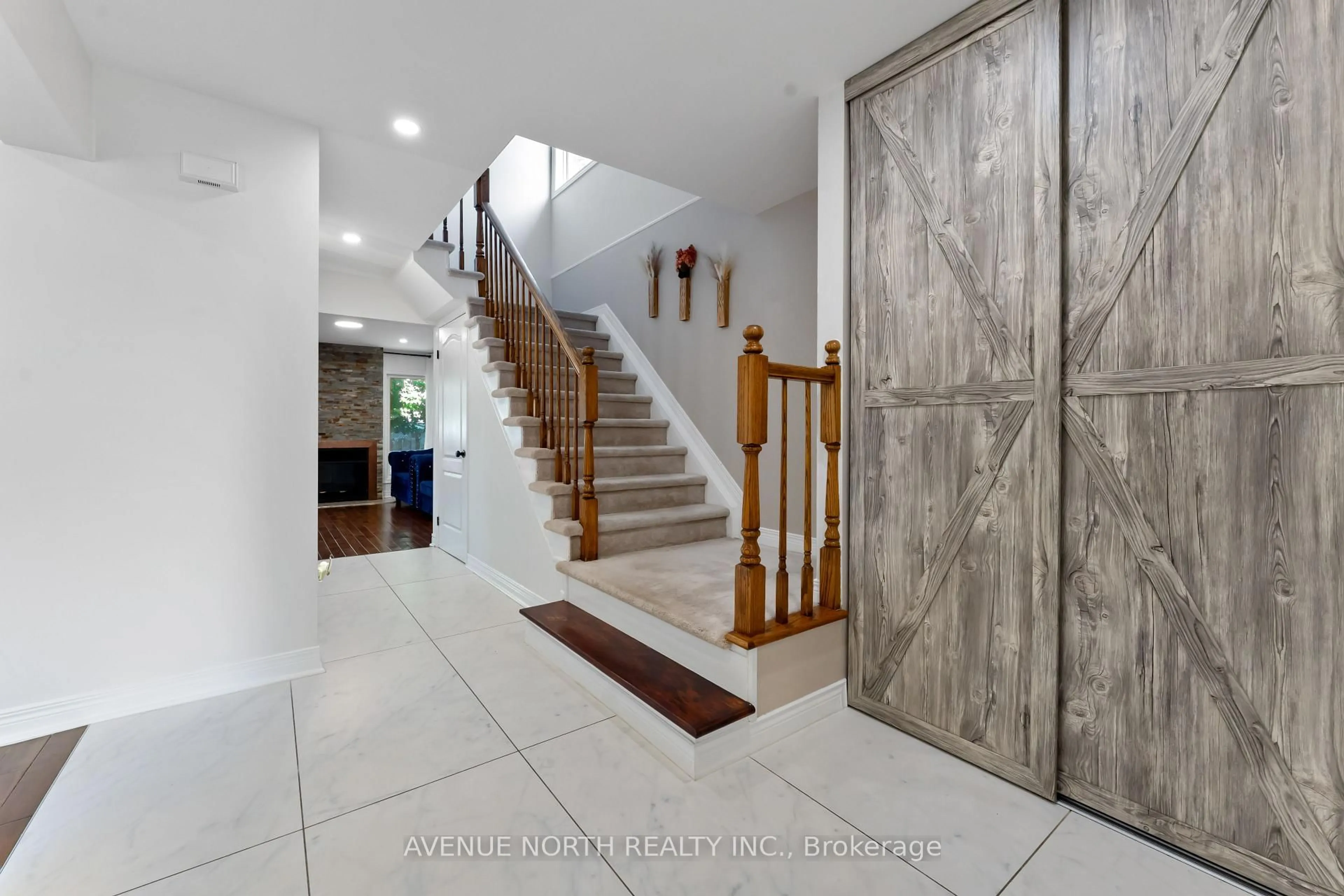 Indoor foyer for 33 SARRAZIN Way, Ottawa Ontario K2J 4A5