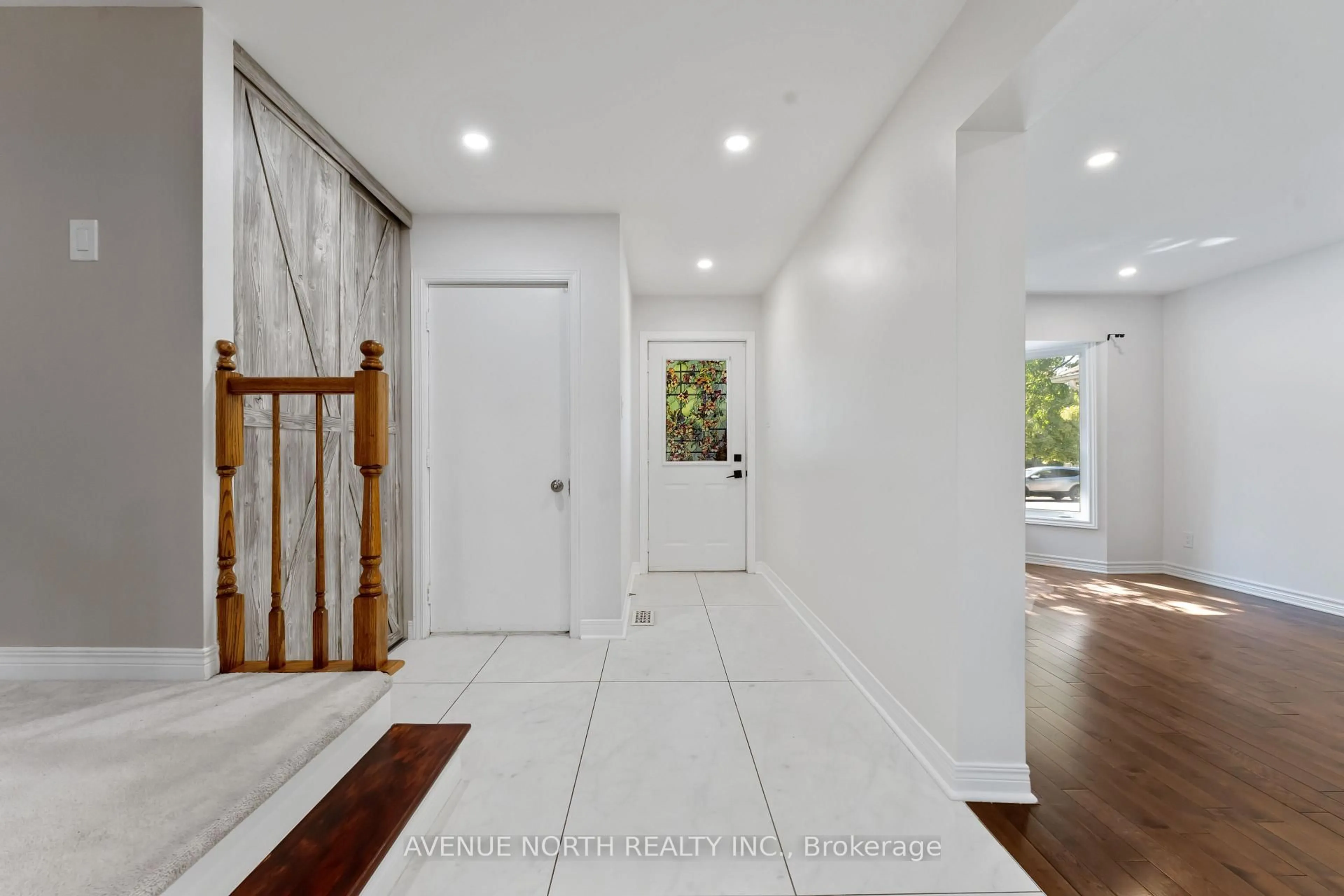 Indoor entryway for 33 SARRAZIN Way, Ottawa Ontario K2J 4A5