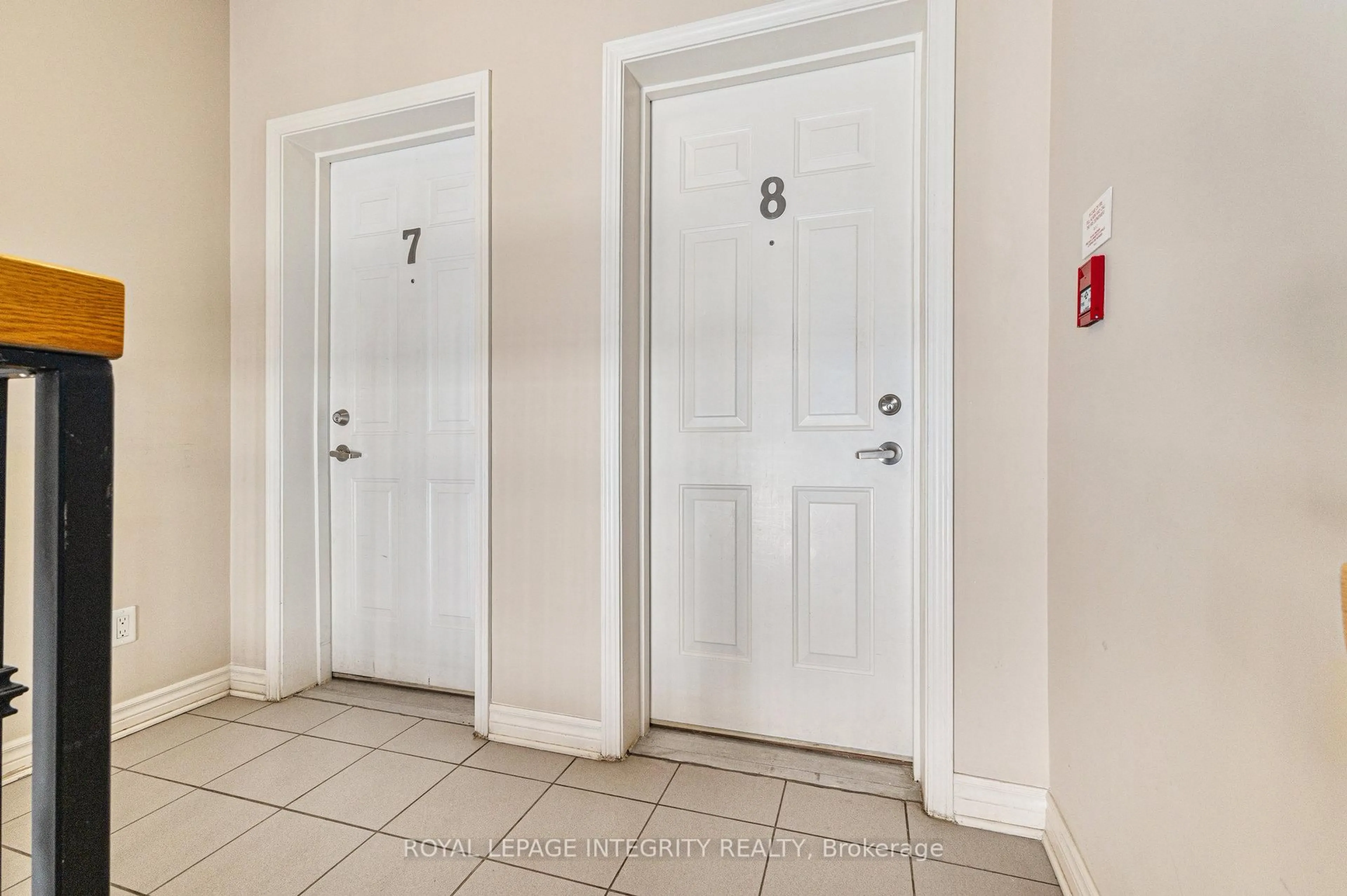 Indoor foyer for 188 Paseo Private #8, Ottawa Ontario K2G 4N7