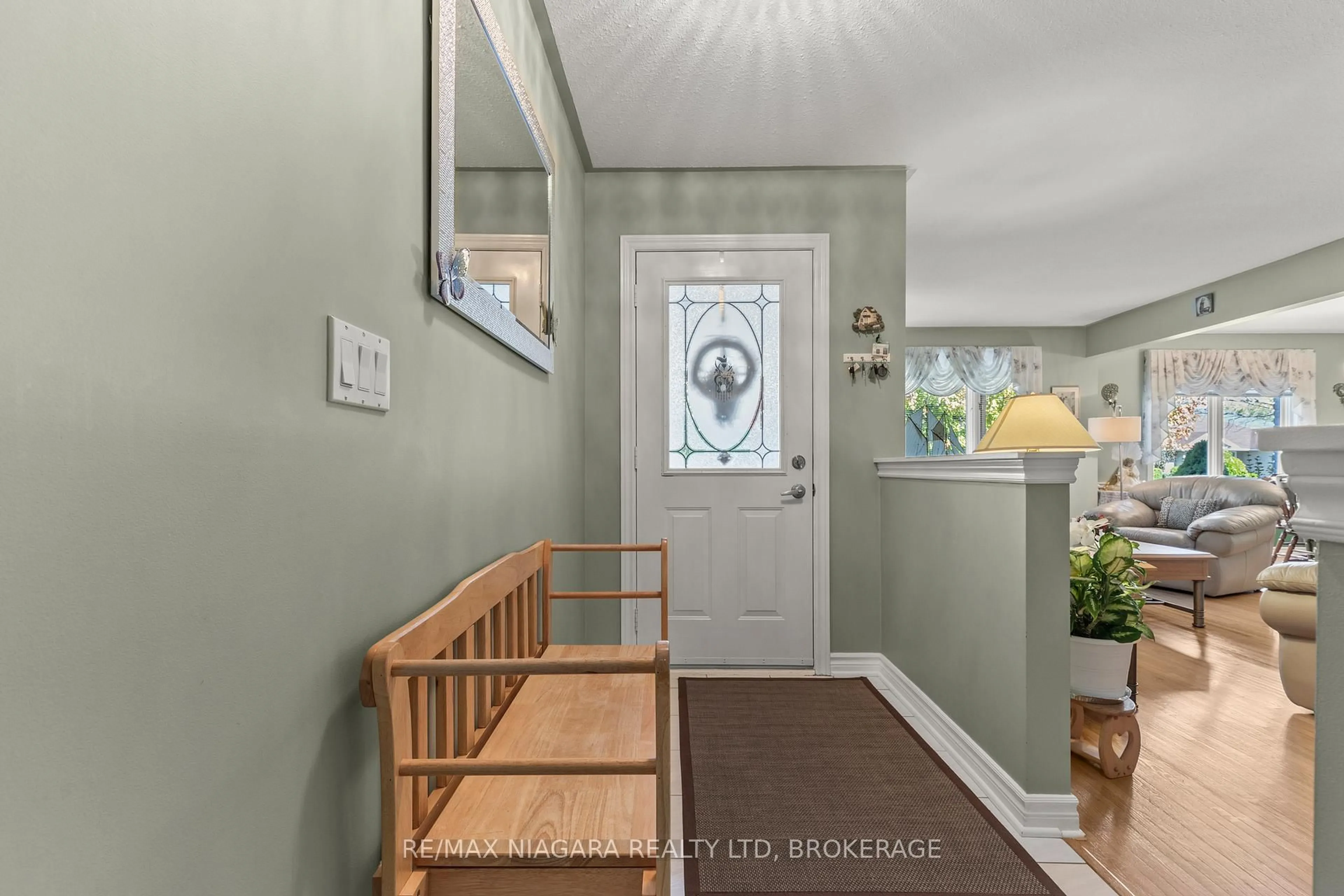 Indoor entryway for 57 Wellandvale Dr, Welland Ontario L3C 7C5