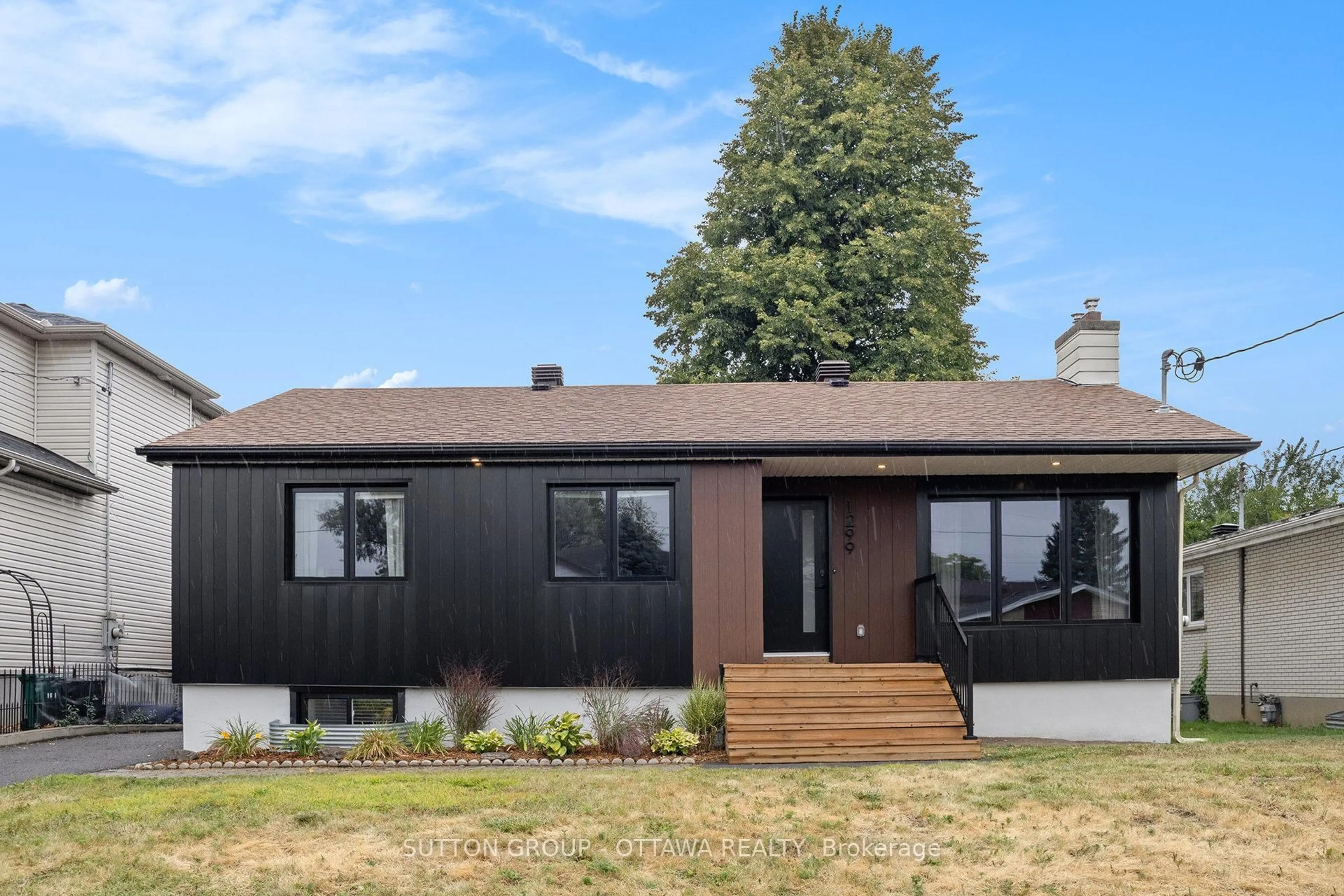 Home with vinyl exterior material, street for 1299 Brookline Ave, Ottawa Ontario K1V 6S4