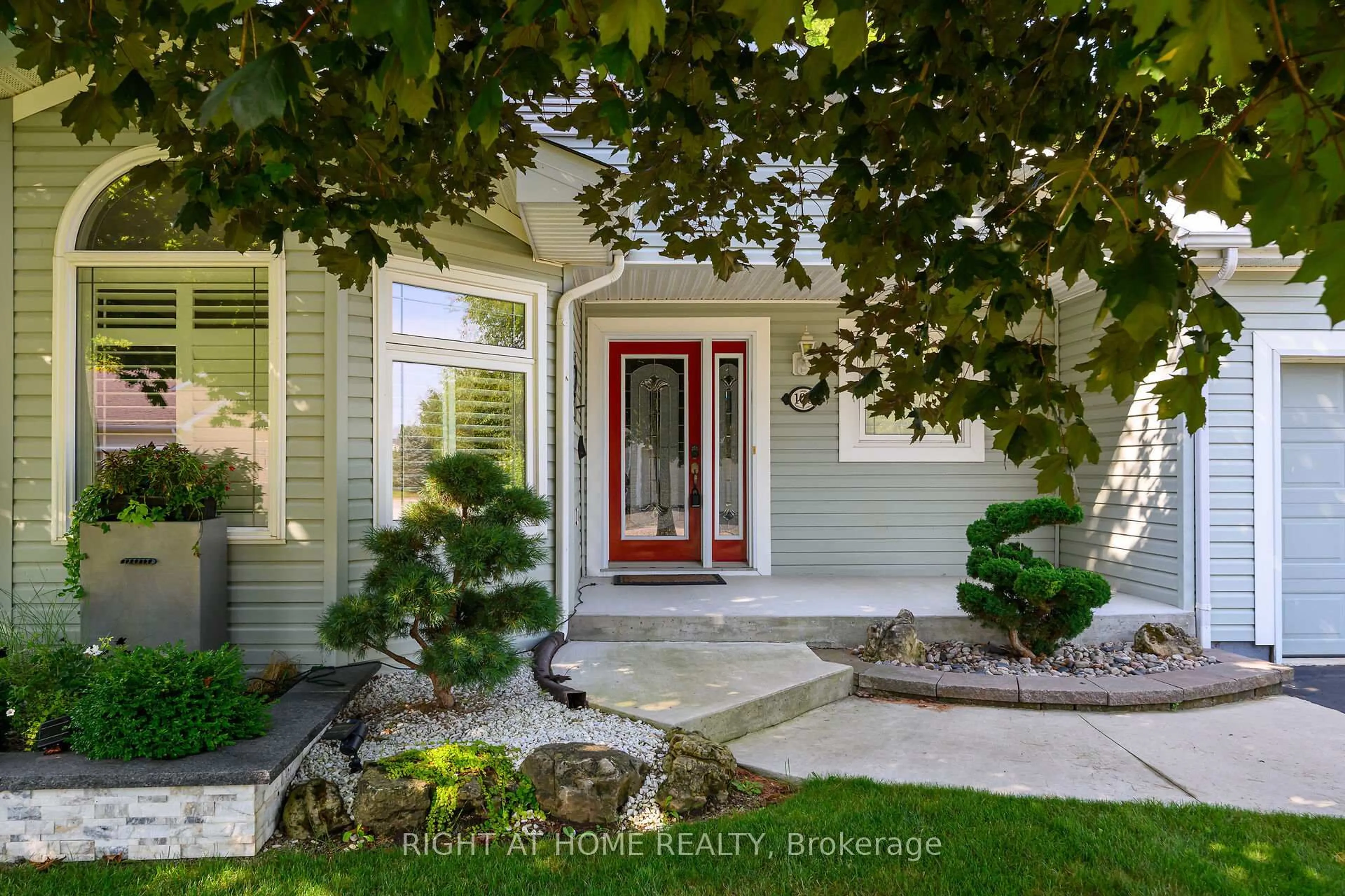 Indoor entryway for 106 Bushmill Circ, Hamilton Ontario L8B 1A5