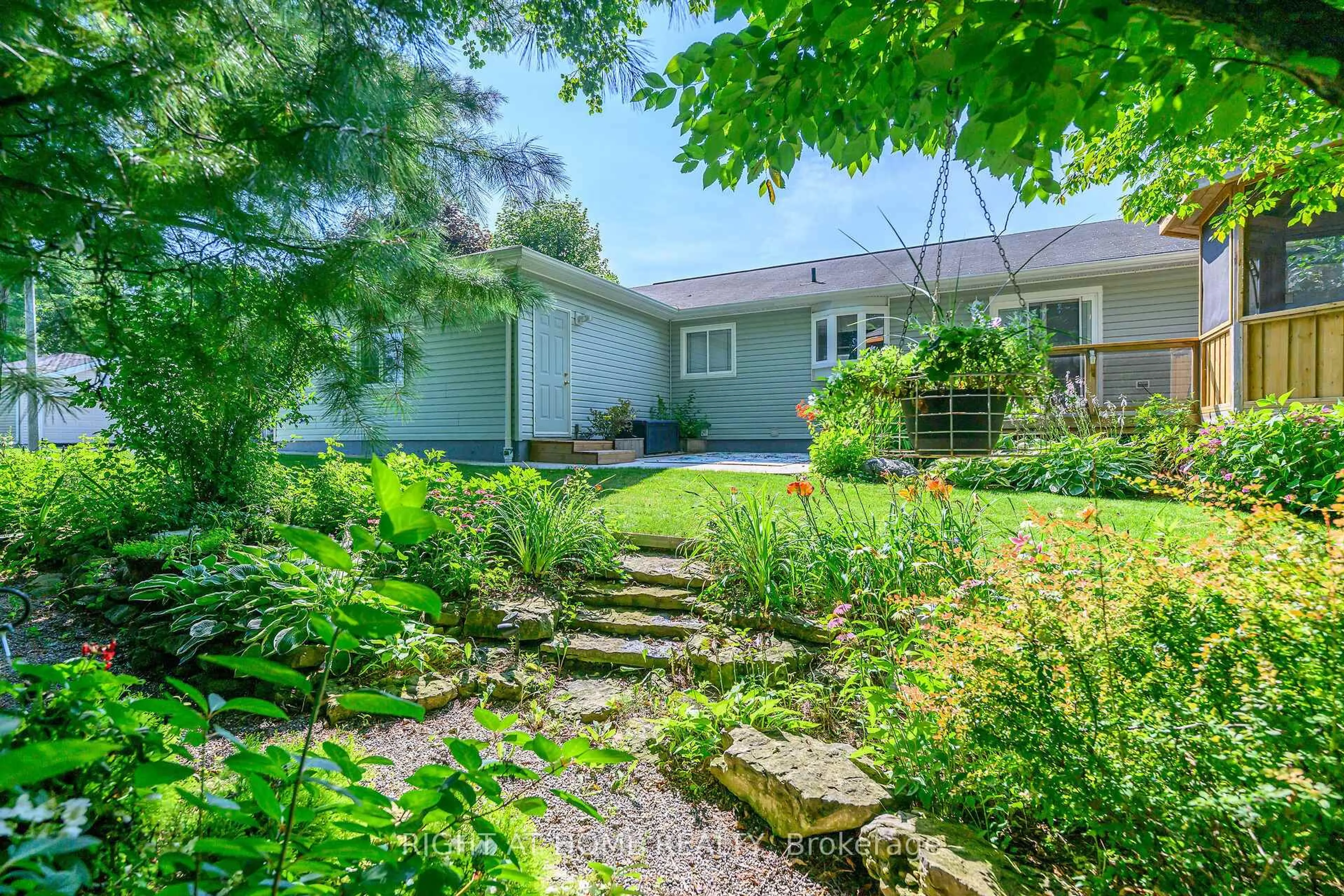 A pic from outside/outdoor area/front of a property/back of a property/a pic from drone, street for 106 Bushmill Circ, Hamilton Ontario L8B 1A5